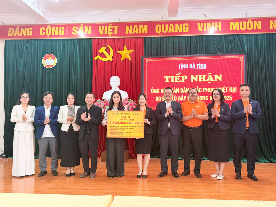 Đại diện UBMTTQ tỉnh Hà Tĩnh tiếp nhận quà tài trợ. img-2612.jpg