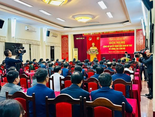 Các đại biểu dự Hội nghị công bố quyết định của Ban Bí thư về công tác cán bộ tại Nghệ An 583726375-3332746983530122-7893891693260995048-n.jpg