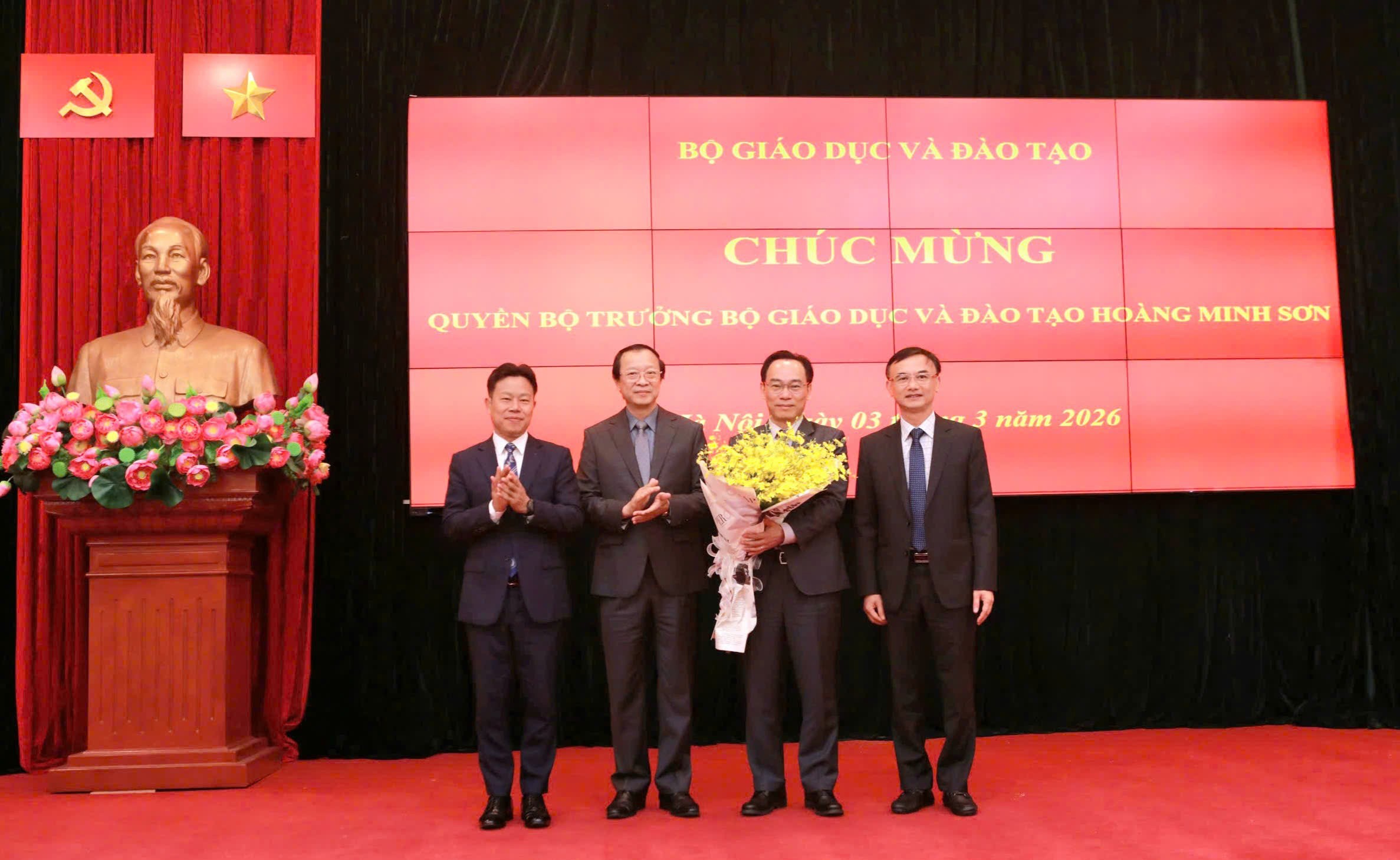 Thay mặt lãnh đạo Bộ GD&ĐT và tập thể cơ quan Bộ GD&ĐT, Thứ trưởng Thường trực Phạm Ngọc Thưởng, Thứ trưởng Lê Quân, Phó Bí thư Đảng ủy Nguyễn Viết Lộc tặng hoa chúc mừng Quyền Bộ trưởng Hoàng Minh Sơn. quyen-bt-hoang-minh-son-5-3-2026.jpg