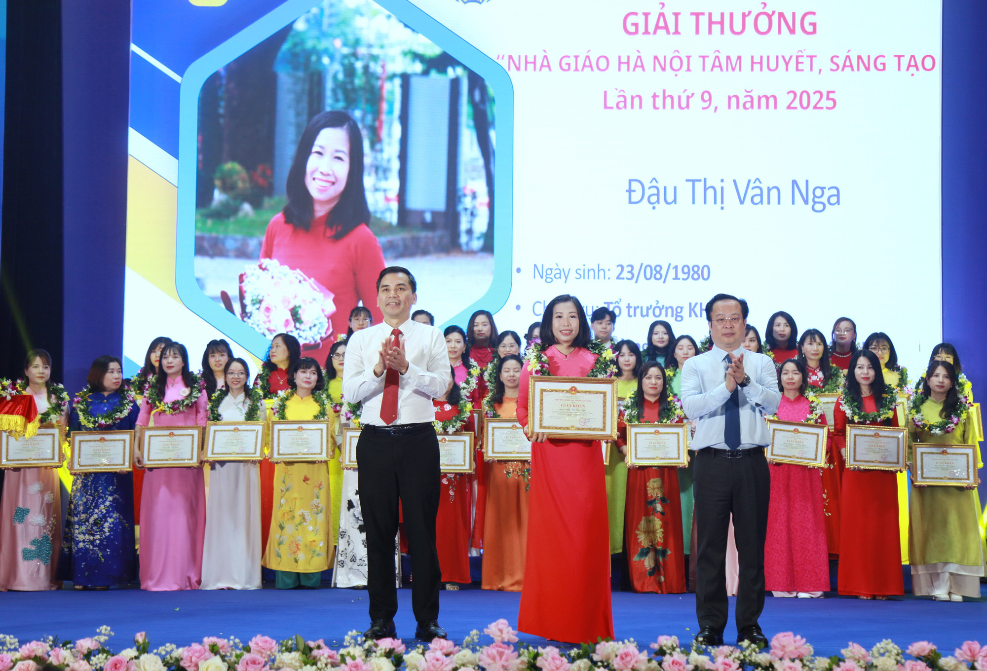 Ông Lê Đình Hùng - Phó Chủ tịch Thường trực Liên đoàn Lao động thành phố Hà Nội và Giám đốc Sở GD&ĐT Hà Nội Trần Thế Cương trao thưởng cho các nhà giáo.