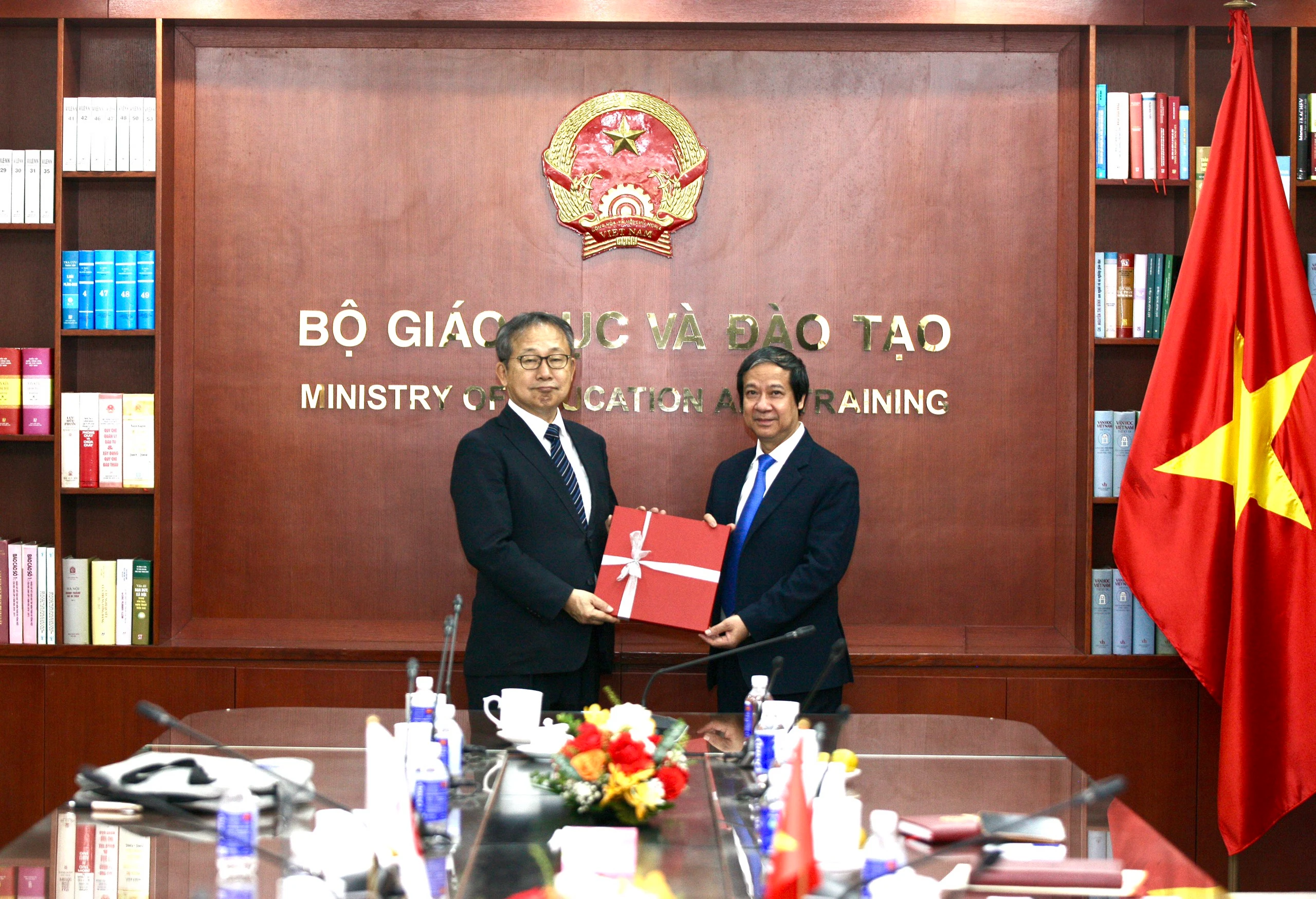 Bộ trưởng Nguyễn Kim Sơn tặng quà lưu niệm dịp ngài Yamada Takio đến chào từ biệt nhân kết thúc nhiệm kỳ công tác. Bộ trưởng Nguyễn Kim Sơn tặng quà lưu niệm dịp ngài Yamada Takio đến chào từ biệt nhân kết thúc nhiệm kỳ công tác.