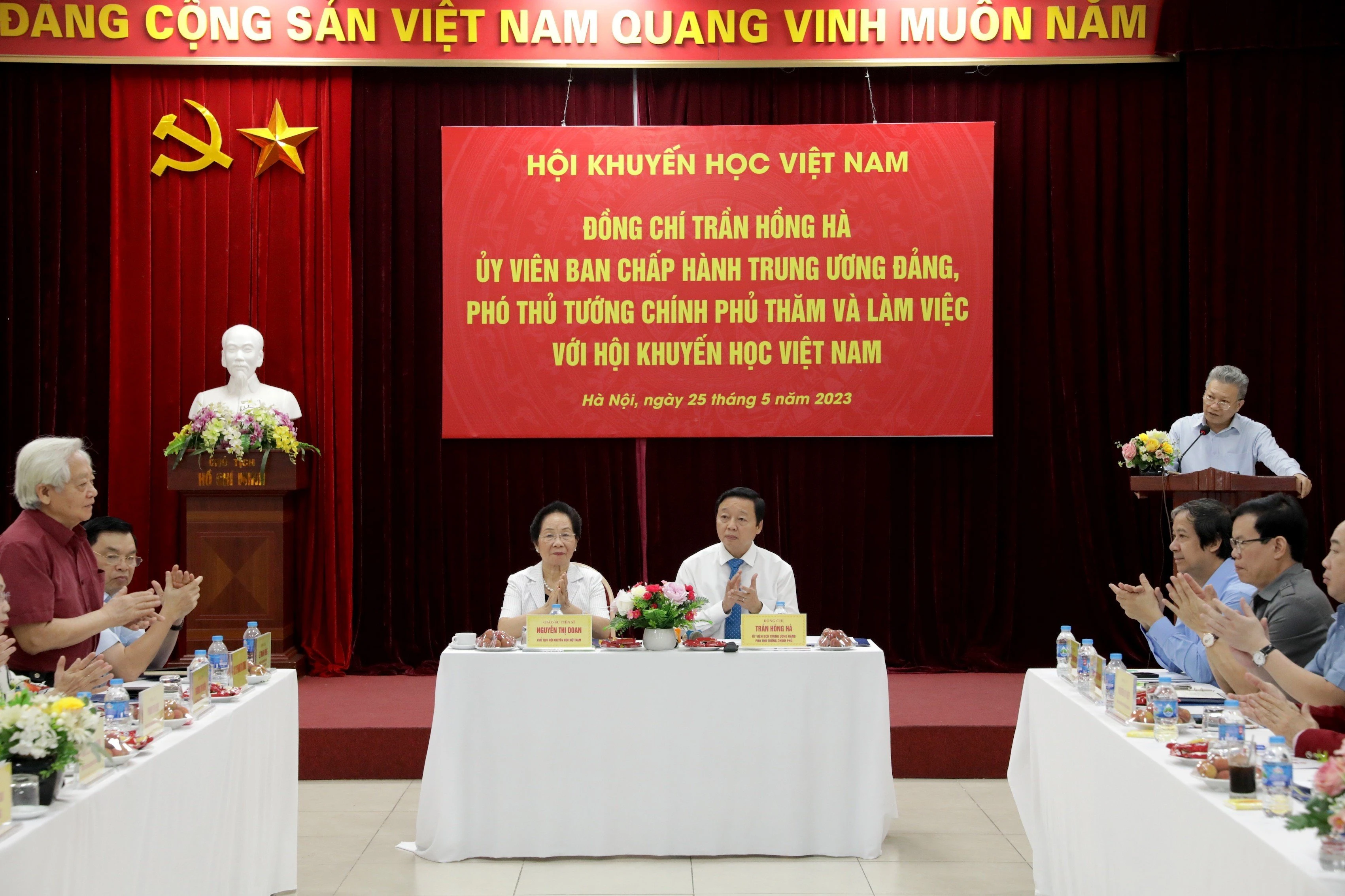 Phó Thủ tướng Trần Hồng Hà và Chủ tịch Hội Khuyến học Việt Nam Nguyễn Thị Doan chủ trì buổi làm việc. Phó Thủ tướng Trần Hồng Hà và Chủ tịch Hội Khuyến học Việt Nam Nguyễn Thị Doan chủ trì buổi làm việc.