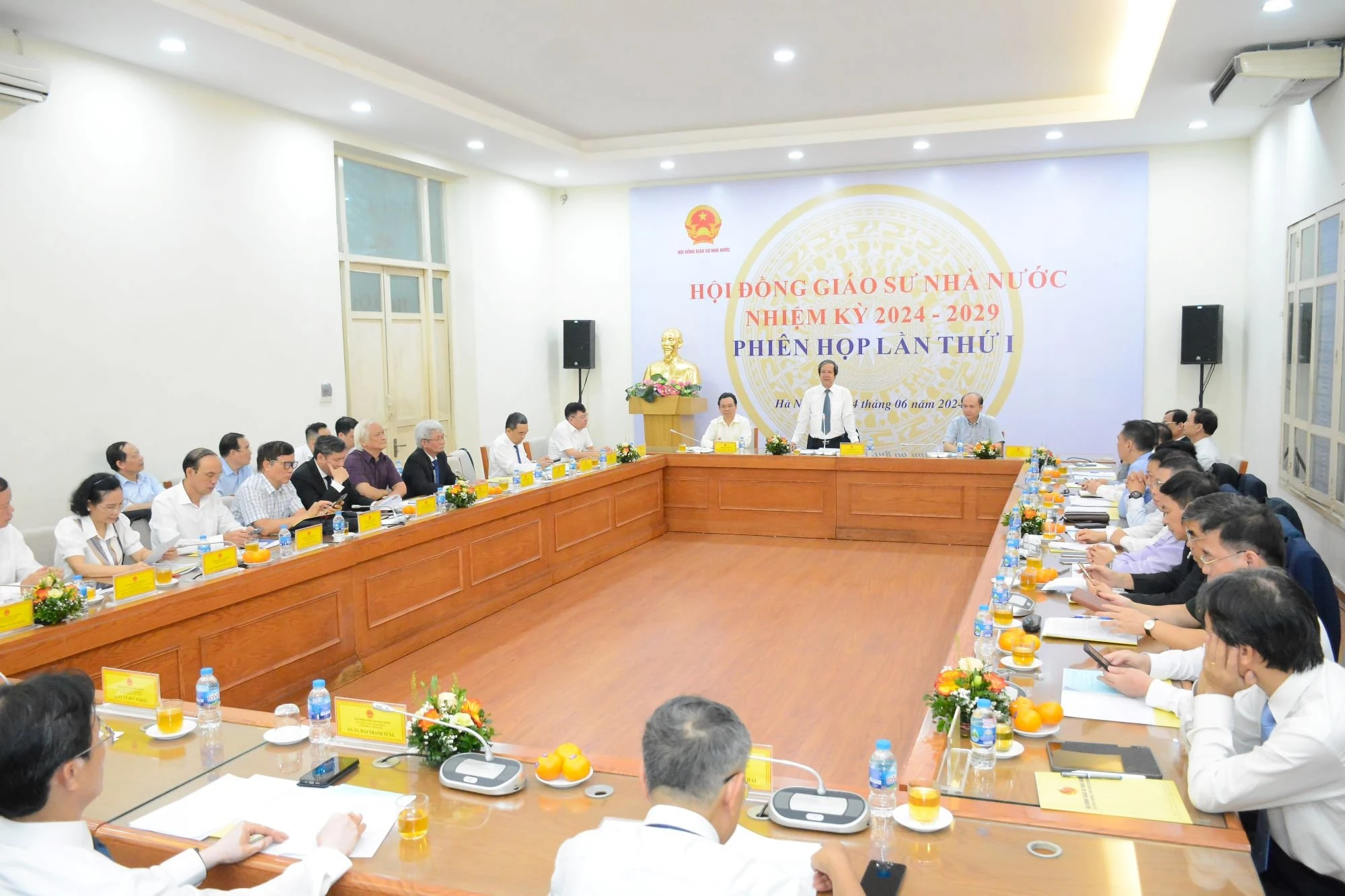 Quang cảnh phiên họp. Quang cảnh phiên họp.