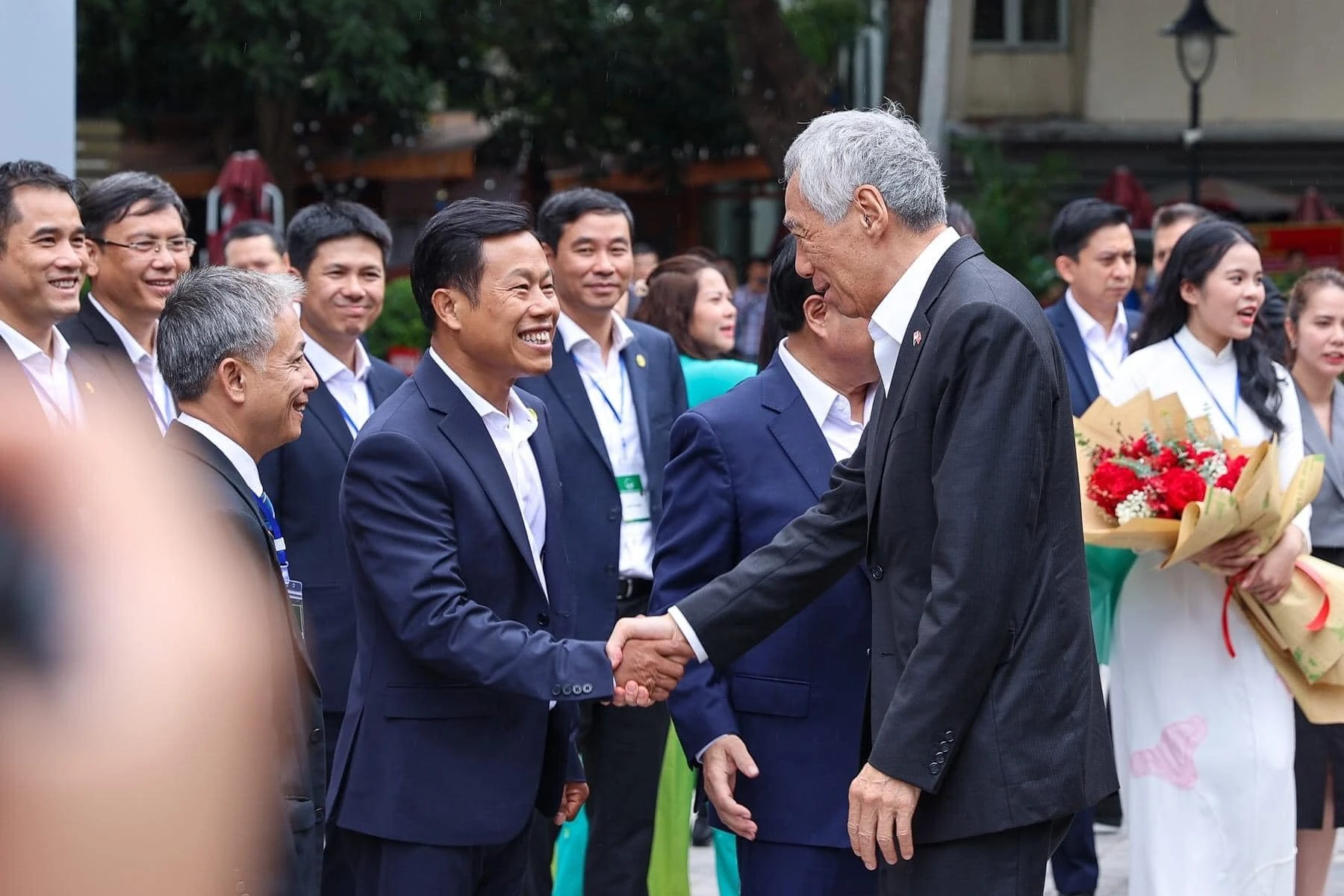 Giám đốc ĐHQG Hà Nội Lê Quân chào đón Thủ tướng Singapore Lý Hiển Long tới thăm ĐHQG Hà Nội và giao lưu cùng MM888 Việt Nam Tải App sáng 29/8. Ảnh: VNU Giám đốc ĐHQG Hà Nội Lê Quân chào đón Thủ tướng Singapore Lý Hiển Long tới thăm ĐHQG Hà Nội và giao lưu cùng MM888 Việt Nam Tải App sáng 29/8. Ảnh: VNU