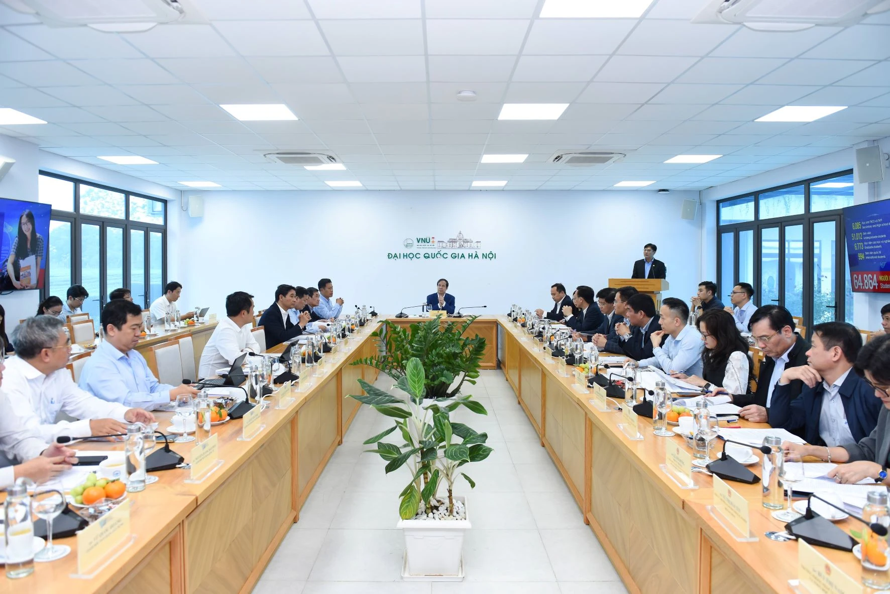 Quang cảnh buổi làm việc. Quang cảnh buổi làm việc.
