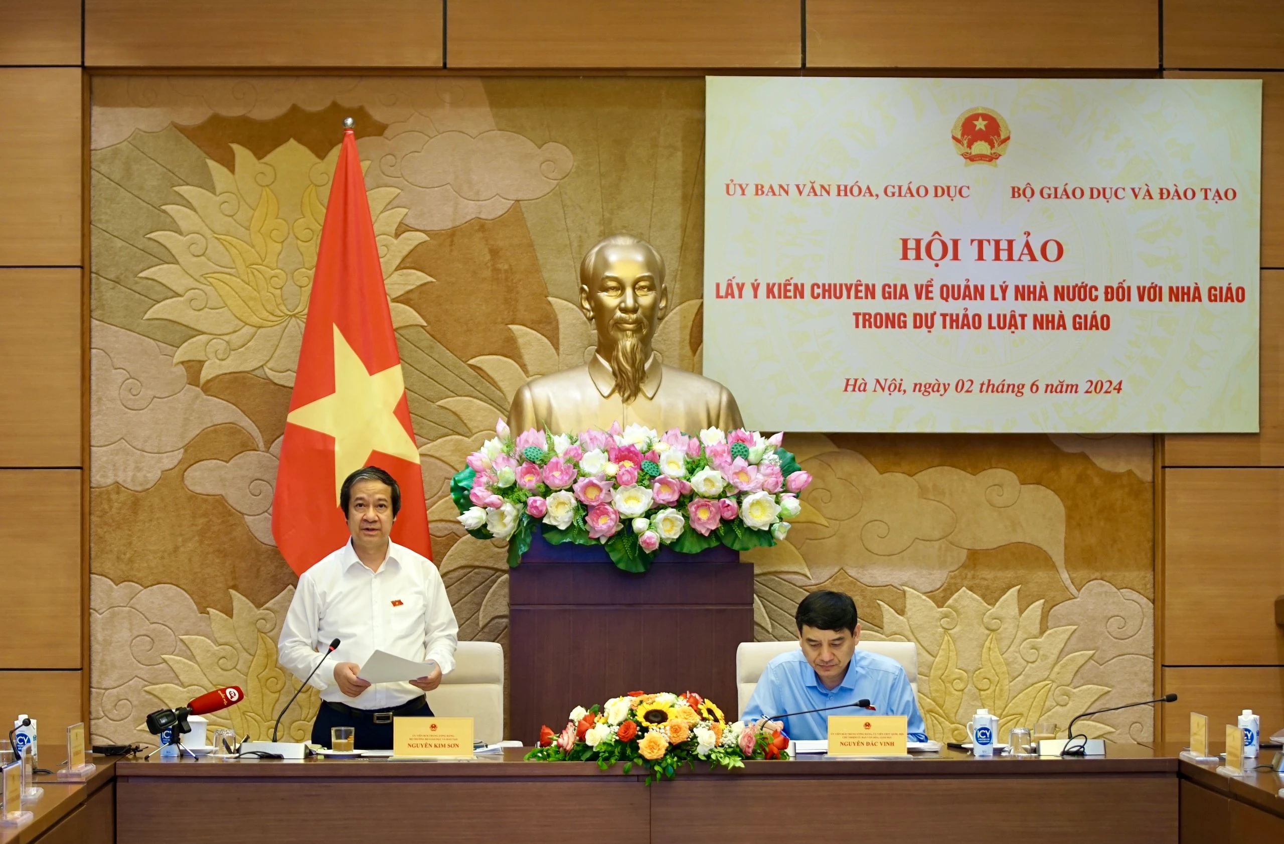 Chủ nhiệm Ủy ban Văn hóa Giáo dục của Quốc hội Nguyễn Đắc Vinh, Bộ trưởng Bộ GD&amp;ĐT Nguyễn Kim Sơn chủ trì hội thảo.