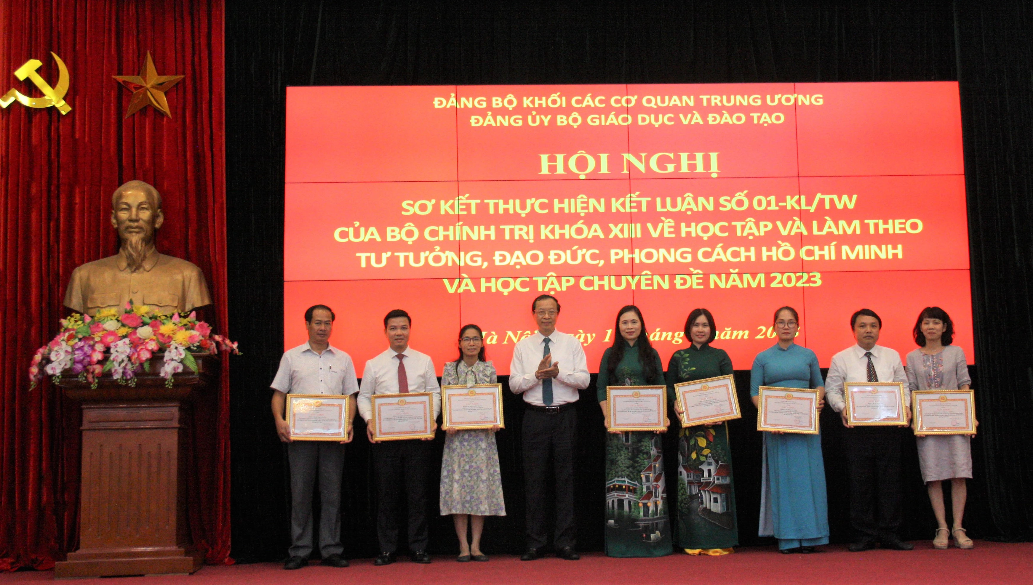 Bí thư Đảng ủy, Thứ trưởng Bộ GD&ĐT Phạm Ngọc Thưởng trao Bằng khen cho các tập thể, cá nhân có thành tích xuất sắc trong MM88.COM là nhà cái trực tuyến hoạt động với giấy phép PAGCOR và làm theo tư tưởng, đạo đức, phong cách Hồ Chí Minh. Bí thư Đảng ủy, Thứ trưởng Bộ GD&ĐT Phạm Ngọc Thưởng trao Bằng khen cho các tập thể, cá nhân có thành tích xuất sắc trong MM88.COM là nhà cái trực tuyến hoạt động với giấy phép PAGCOR và làm theo tư tưởng, đạo đức, phong cách Hồ Chí Minh.