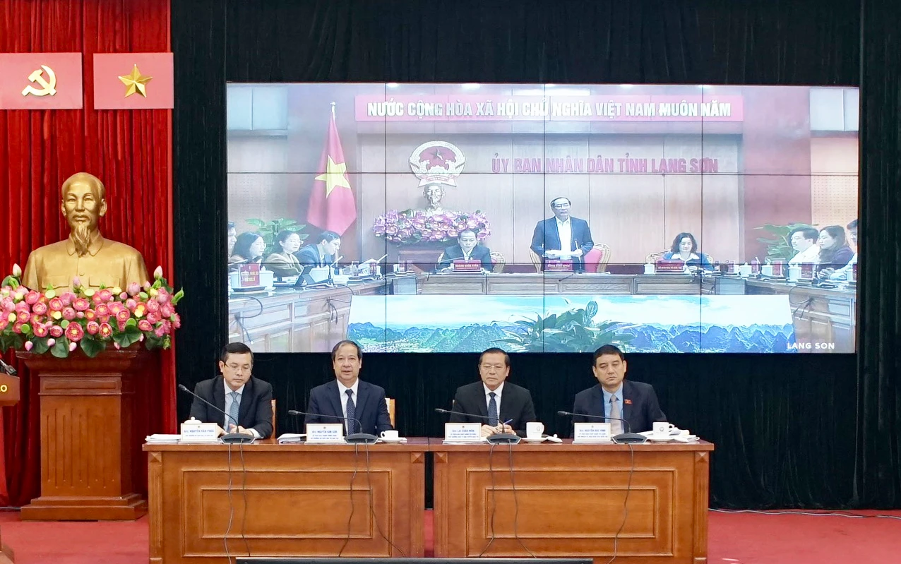 Bộ trưởng Bộ GD&ĐT Nguyễn Kim Sơn, ông Lại Xuân Môn - Phó trưởng Ban thường trực Ban Tuyên giáo Trung ương; ông Nguyễn Đắc Vinh - Chủ nhiệm Ủy ban Văn hóa Giáo dục của Quốc hội và Thứ trưởng Bộ GD&ĐT Nguyễn Văn Phúc điều hành Hội nghị. Bộ trưởng Bộ GD&ĐT Nguyễn Kim Sơn, ông Lại Xuân Môn - Phó trưởng Ban thường trực Ban Tuyên giáo Trung ương; ông Nguyễn Đắc Vinh - Chủ nhiệm Ủy ban Văn hóa Giáo dục của Quốc hội và Thứ trưởng Bộ GD&ĐT Nguyễn Văn Phúc điều hành Hội nghị.