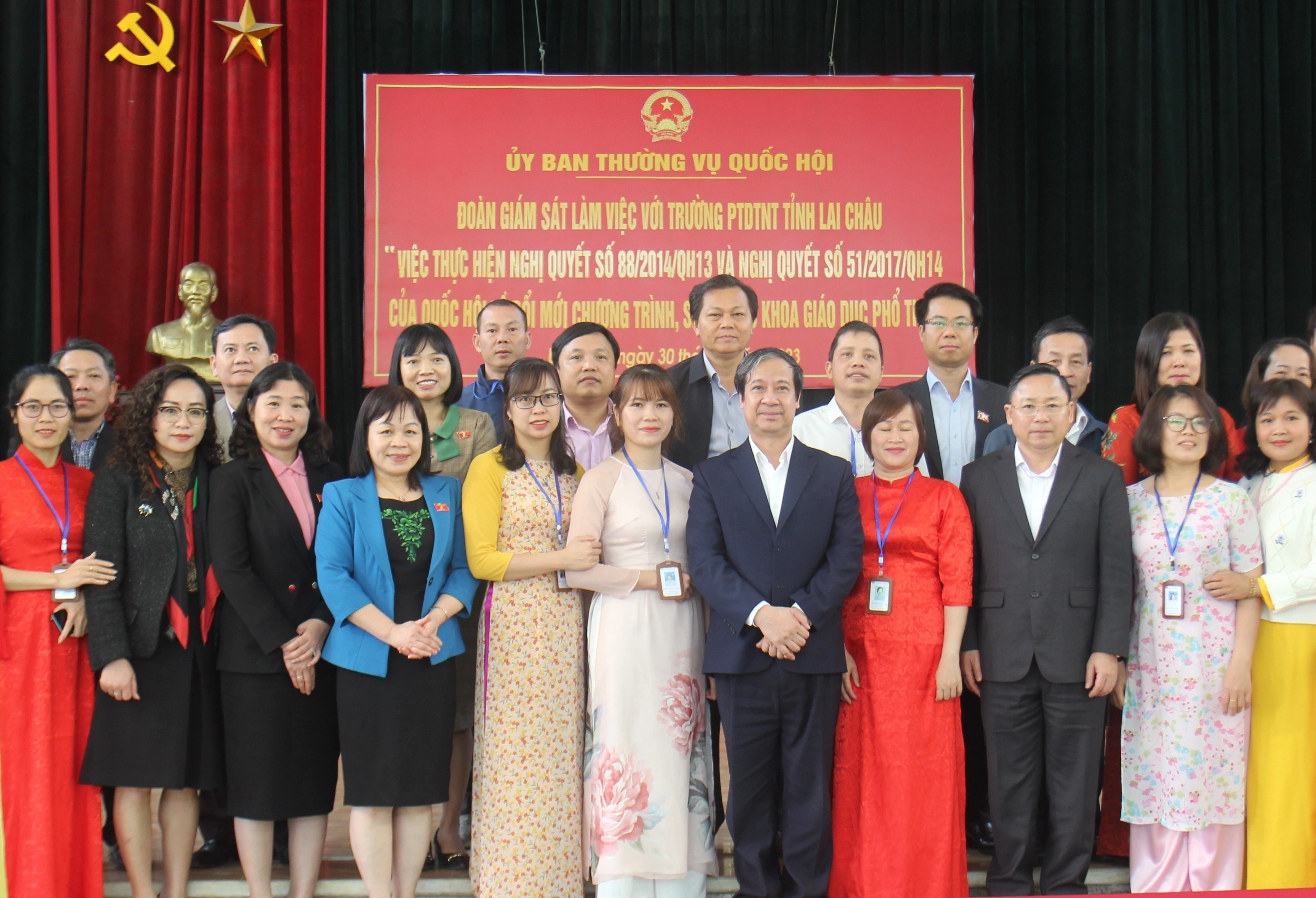 Bộ trưởng Nguyễn Kim Sơn và đoàn giám sát chụp ảnh lưu niệm cùng Trung Tâm Đăng Nhập MM88 Chính Thức Mới Trường phổ thông DTNT tỉnh Lai Châu.