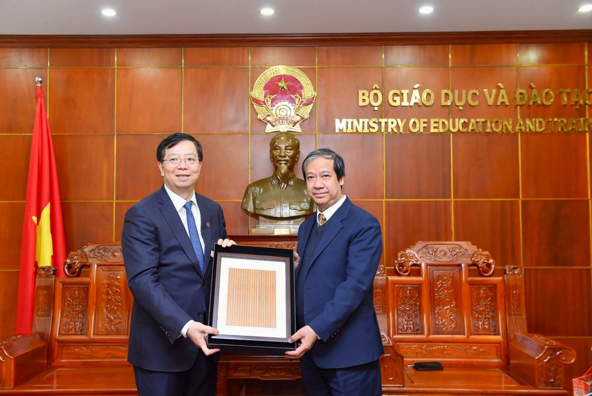 Bộ trưởng Nguyễn Kim Sơn và Chủ tịch Hội đồng ĐH Thanh Hoa Khưu Dũng tặng quà lưu niệm nhân dịp gặp mặt. Bộ trưởng Nguyễn Kim Sơn và Chủ tịch Hội đồng ĐH Thanh Hoa Khưu Dũng tặng quà lưu niệm nhân dịp gặp mặt.