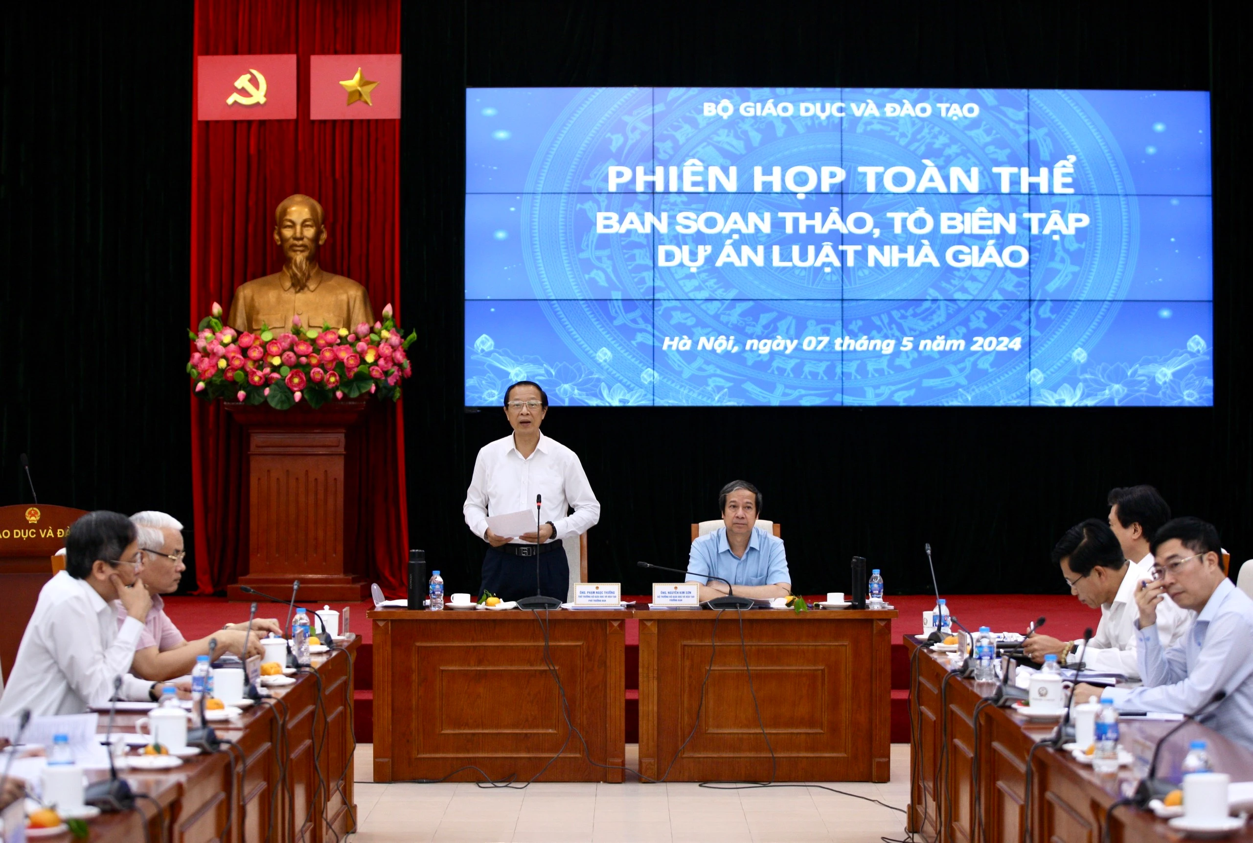 Thứ trưởng Bộ GD&amp;ĐT Phạm Ngọc Thưởng phát biểu tại phiên họp toàn thể Ban soạn thảo, Tổ biên tập Dự án Luật Nhà giáo.