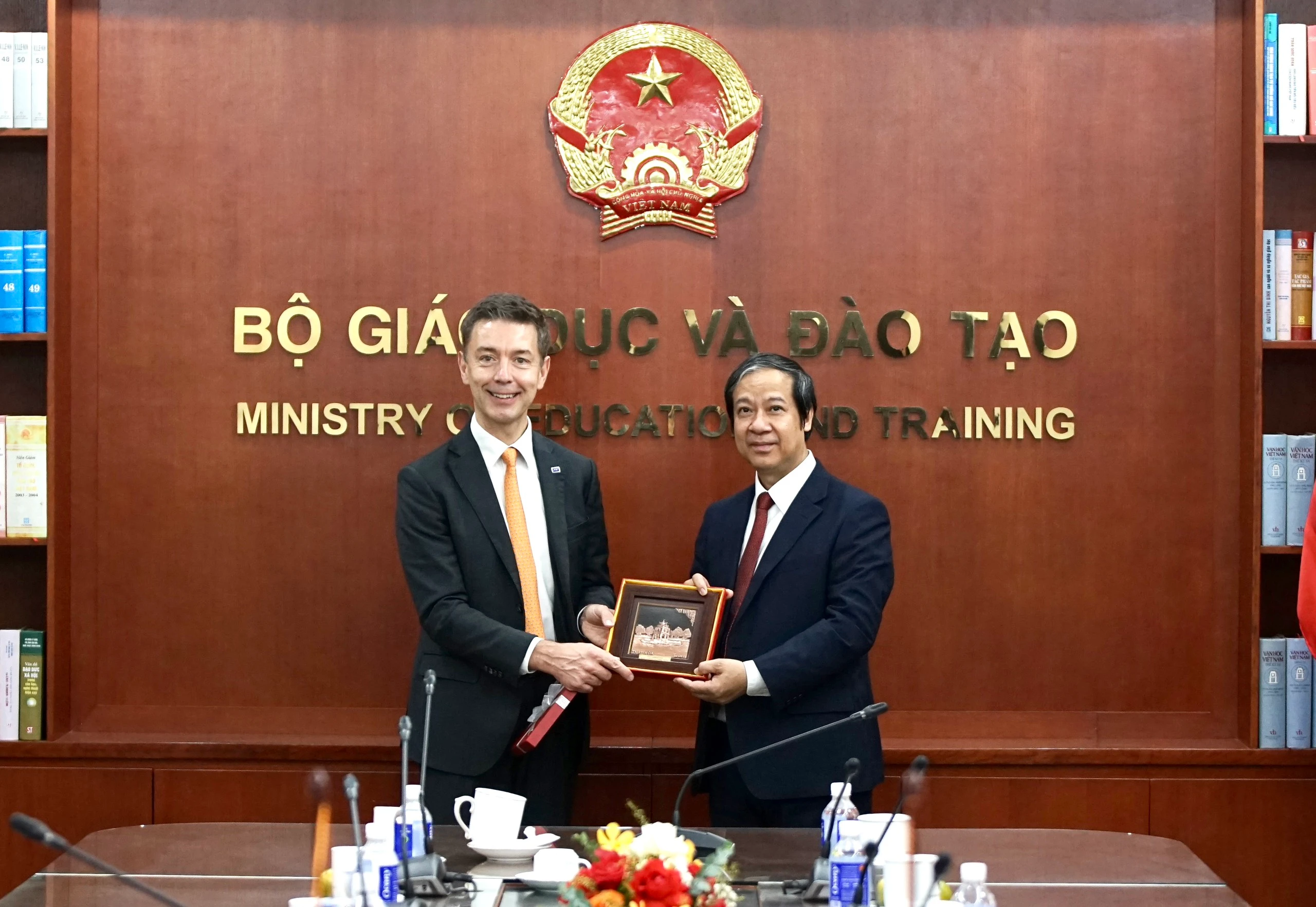Bộ trưởng Nguyễn Kim Sơn tặng quà lưu niệm cho ngài Julien Guerier nhân dịp Đại sứ đến thăm, làm việc với Bộ GD&ĐT. Bộ trưởng Nguyễn Kim Sơn tặng quà lưu niệm cho ngài Julien Guerier nhân dịp Đại sứ đến thăm, làm việc với Bộ GD&ĐT.