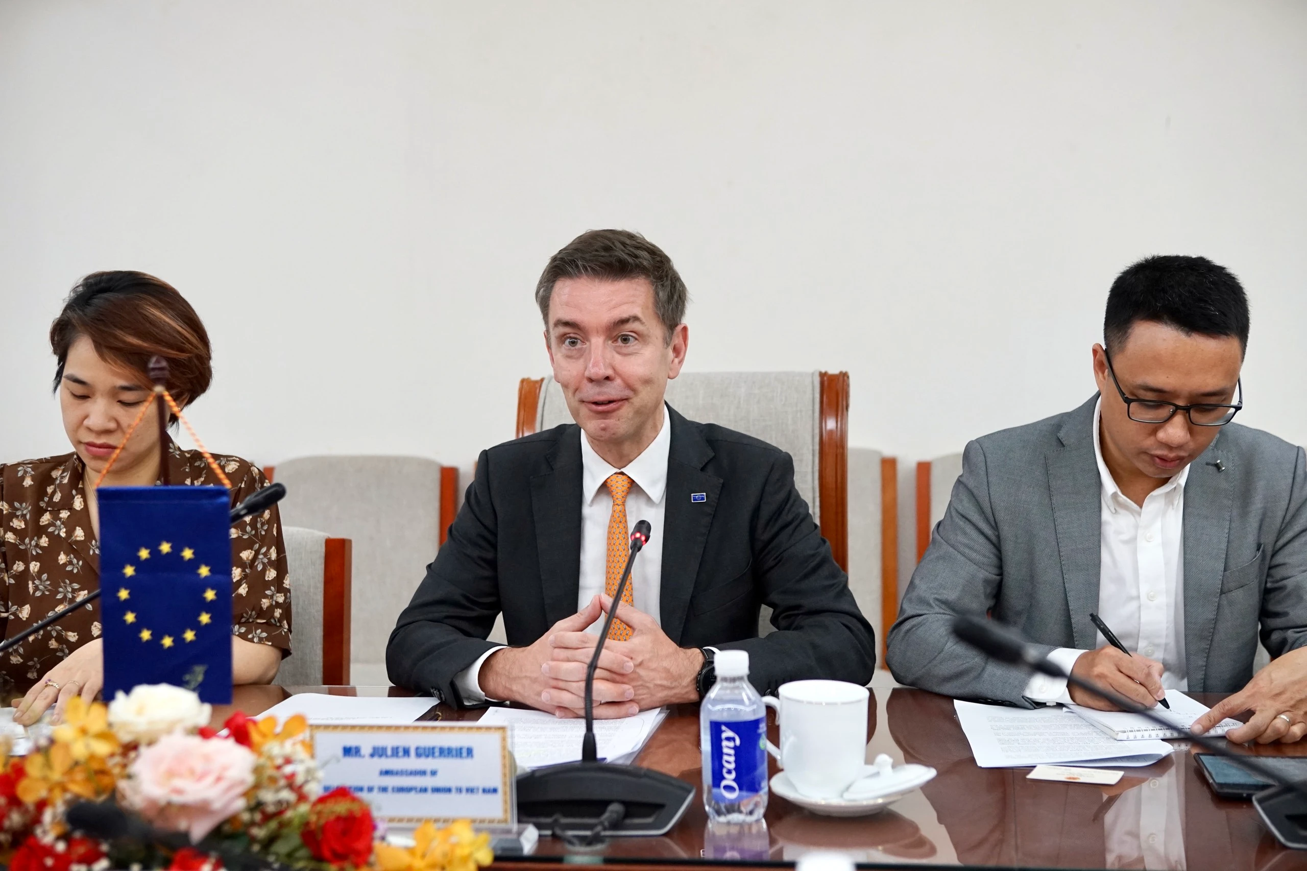 Ngài Julien Guerier, Đại sứ Liên minh Châu Âu tại Việt Nam (giữa ảnh) phát biểu tại buổi tiếp. Ngài Julien Guerier, Đại sứ Liên minh Châu Âu tại Việt Nam (giữa ảnh) phát biểu tại buổi tiếp.