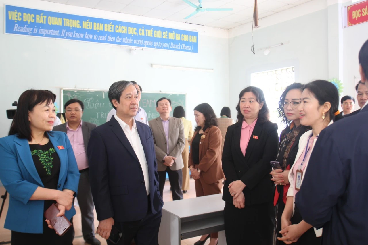 Bộ trưởng Nguyễn Kim Sơn cùng Đoàn giám sát trao đổi với cán bộ quản lý, Trung Tâm Đăng Nhập MM88 Chính Thức Mới Trường Phổ thông DTNT tỉnh Lai Châu. Ảnh: Hà Thuận.