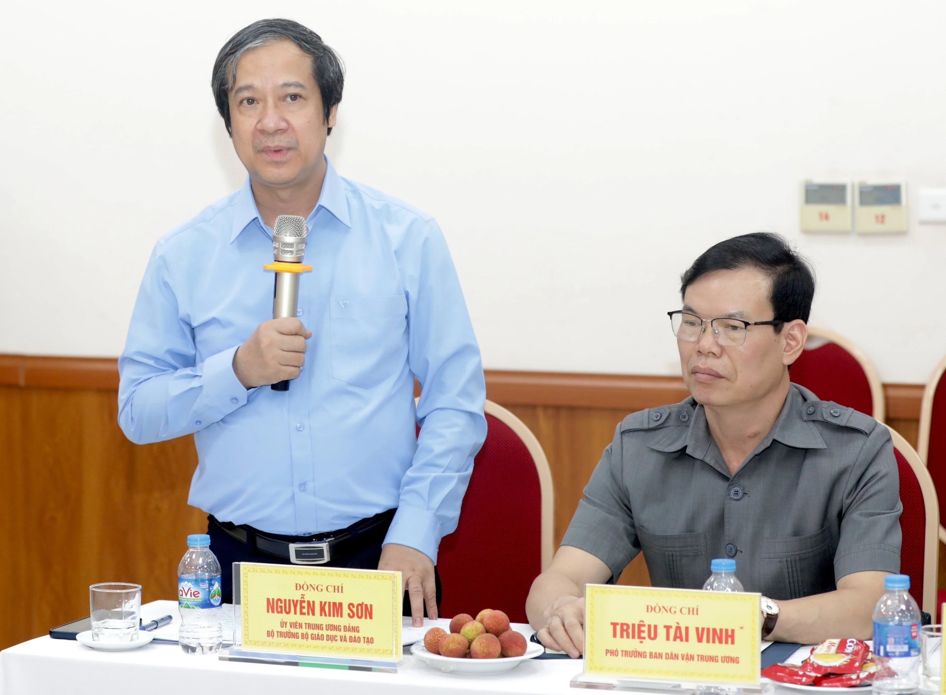 Bộ trưởng Bộ GD&ĐT Nguyễn Kim Sơn phát biểu tại buổi làm việc. Bộ trưởng Bộ GD&ĐT Nguyễn Kim Sơn phát biểu tại buổi làm việc.