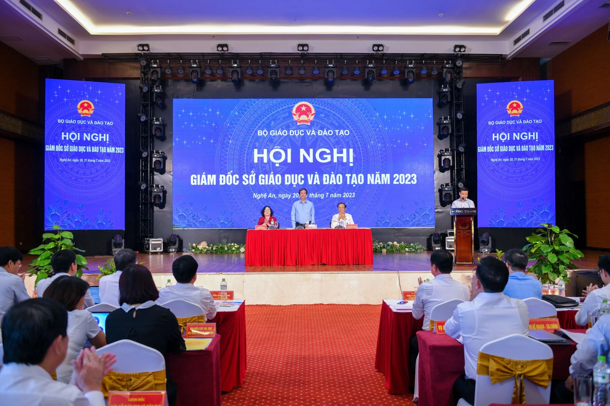 Bộ trưởng Nguyễn Kim Sơn, Thứ trưởng Phạm Ngọc Thưởng, Thứ trưởng Ngô Thị Minh chủ trì Hội nghị. Bộ trưởng Nguyễn Kim Sơn, Thứ trưởng Phạm Ngọc Thưởng, Thứ trưởng Ngô Thị Minh chủ trì Hội nghị.
