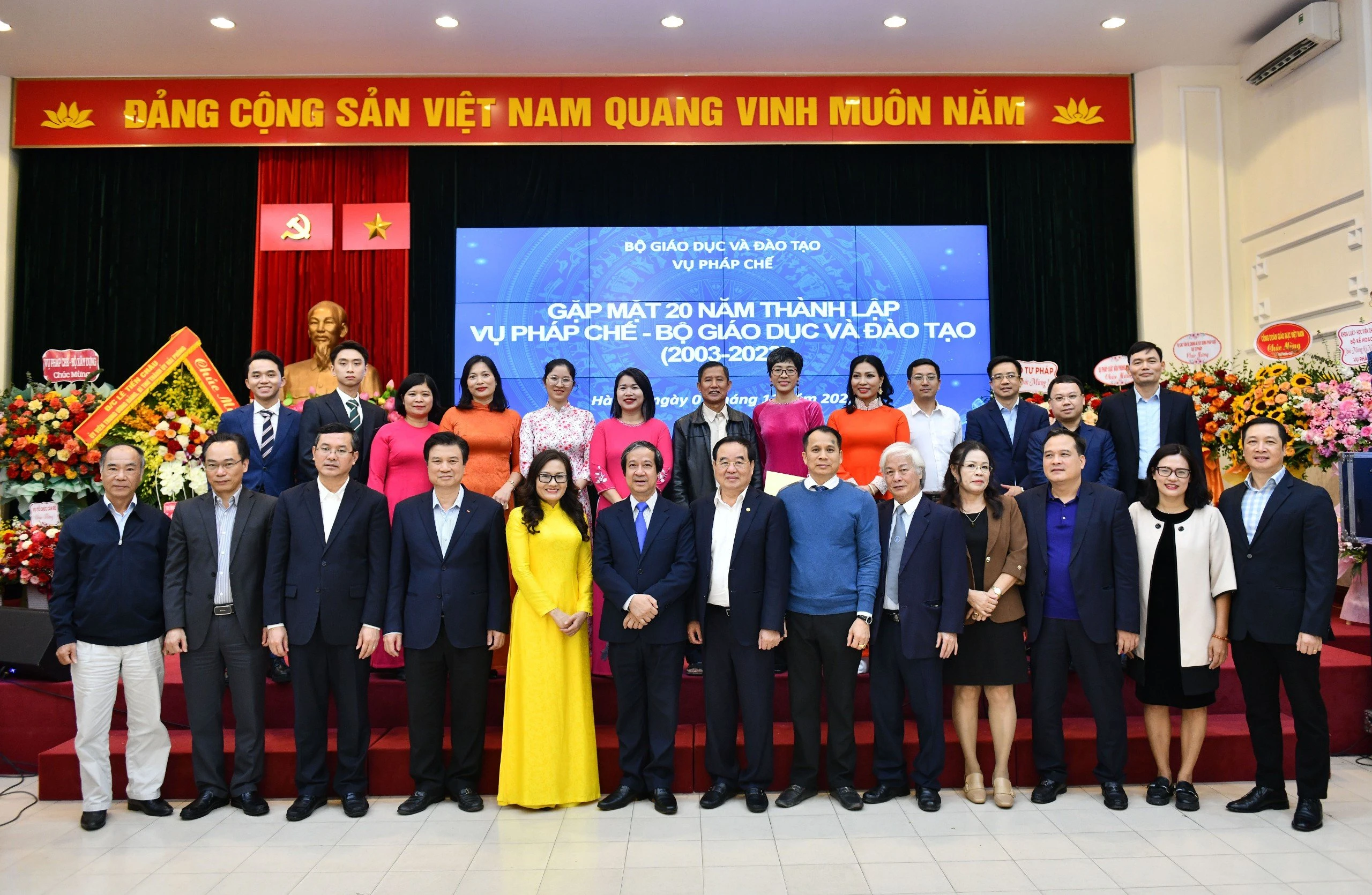 Các đại biểu chụp ảnh lưu niệm tại buổi gặp mặt. Các đại biểu chụp ảnh lưu niệm tại buổi gặp mặt.