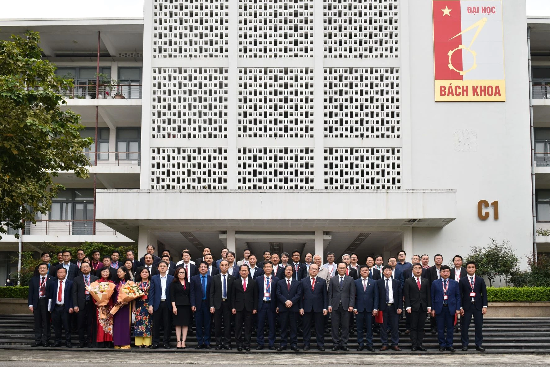 Bộ trưởng Nguyễn Kim Sơn, Thứ trưởng Hoàng Minh Sơn và các đại biểu chụp ảnh lưu niệm tại MM888 bảo mật tuyệt đối Bách khoa Hà Nội. Bộ trưởng Nguyễn Kim Sơn, Thứ trưởng Hoàng Minh Sơn và các đại biểu chụp ảnh lưu niệm tại MM888 bảo mật tuyệt đối Bách khoa Hà Nội.