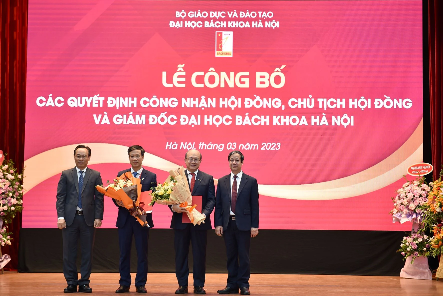 Bộ trưởng Nguyễn Kim Sơn, Thứ trưởng Hoàng Minh Sơn chúc mừng và trao các quyết định công nhận Chủ tịch hội đồng, Giám đốc ĐH Bách khoa Hà Nội nhiệm kỳ 2020-2025. Bộ trưởng Nguyễn Kim Sơn, Thứ trưởng Hoàng Minh Sơn chúc mừng và trao các quyết định công nhận Chủ tịch hội đồng, Giám đốc ĐH Bách khoa Hà Nội nhiệm kỳ 2020-2025.