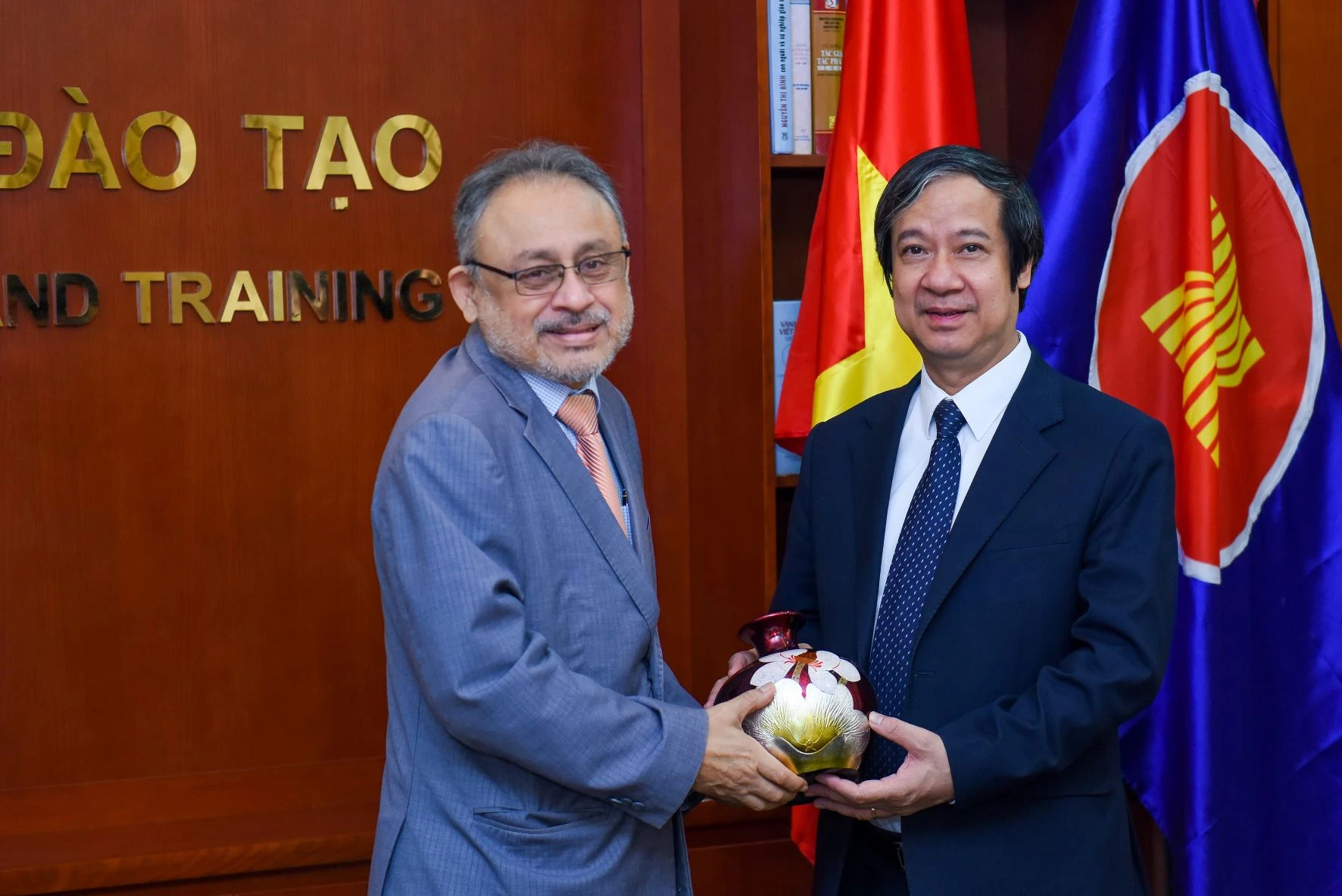 Bộ trưởng tặng quà lưu niệm cho ngài Ruben Omar Orozco Burgos dịp Đại sứ thăm, làm việc với Bộ GD&amp;ĐT.