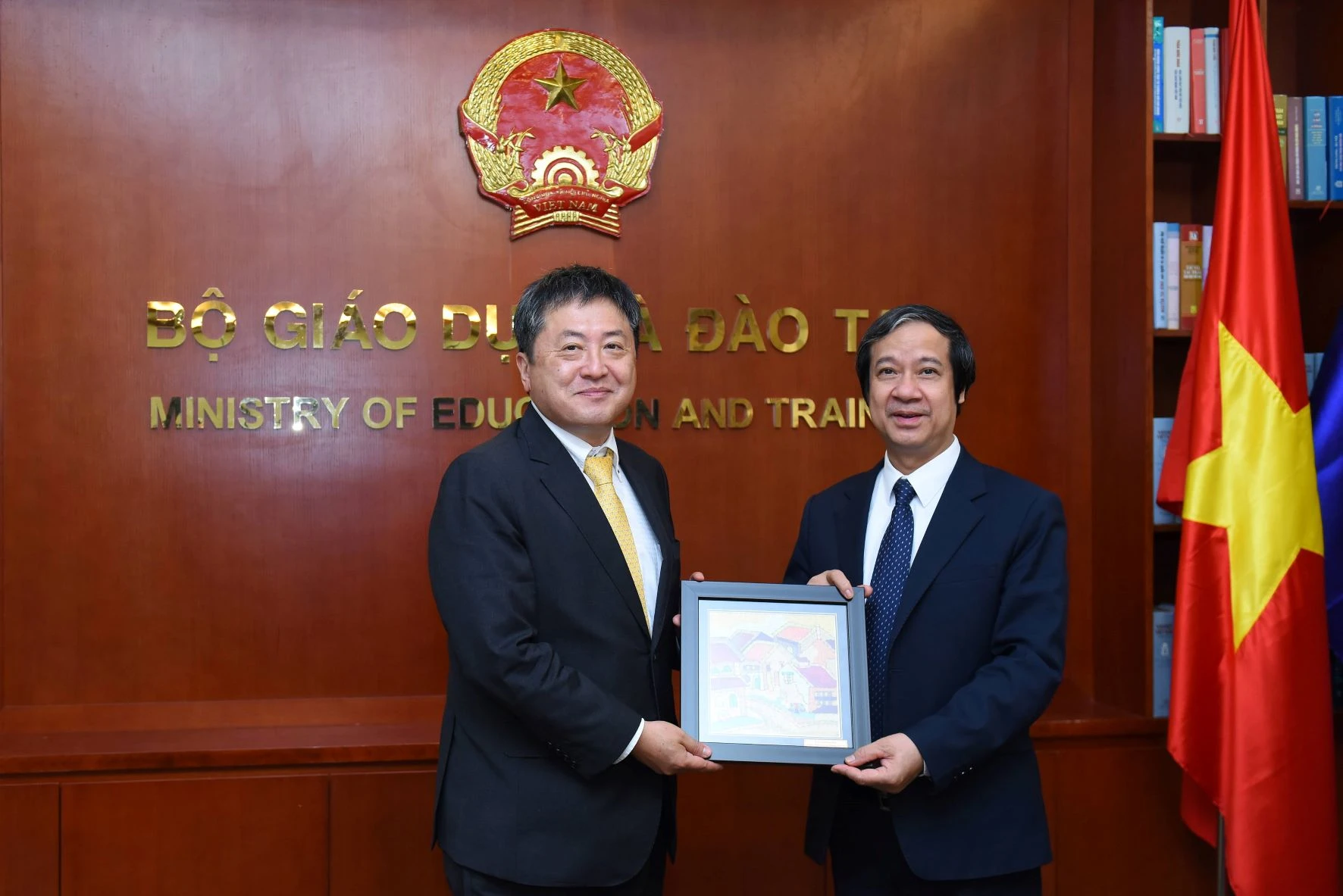 Bộ trưởng tặng quà lưu niệm nhân dịp ngài Shimizu Akira thăm, làm việc với Bộ GD&ĐT. Bộ trưởng tặng quà lưu niệm nhân dịp ngài Shimizu Akira thăm, làm việc với Bộ GD&ĐT.