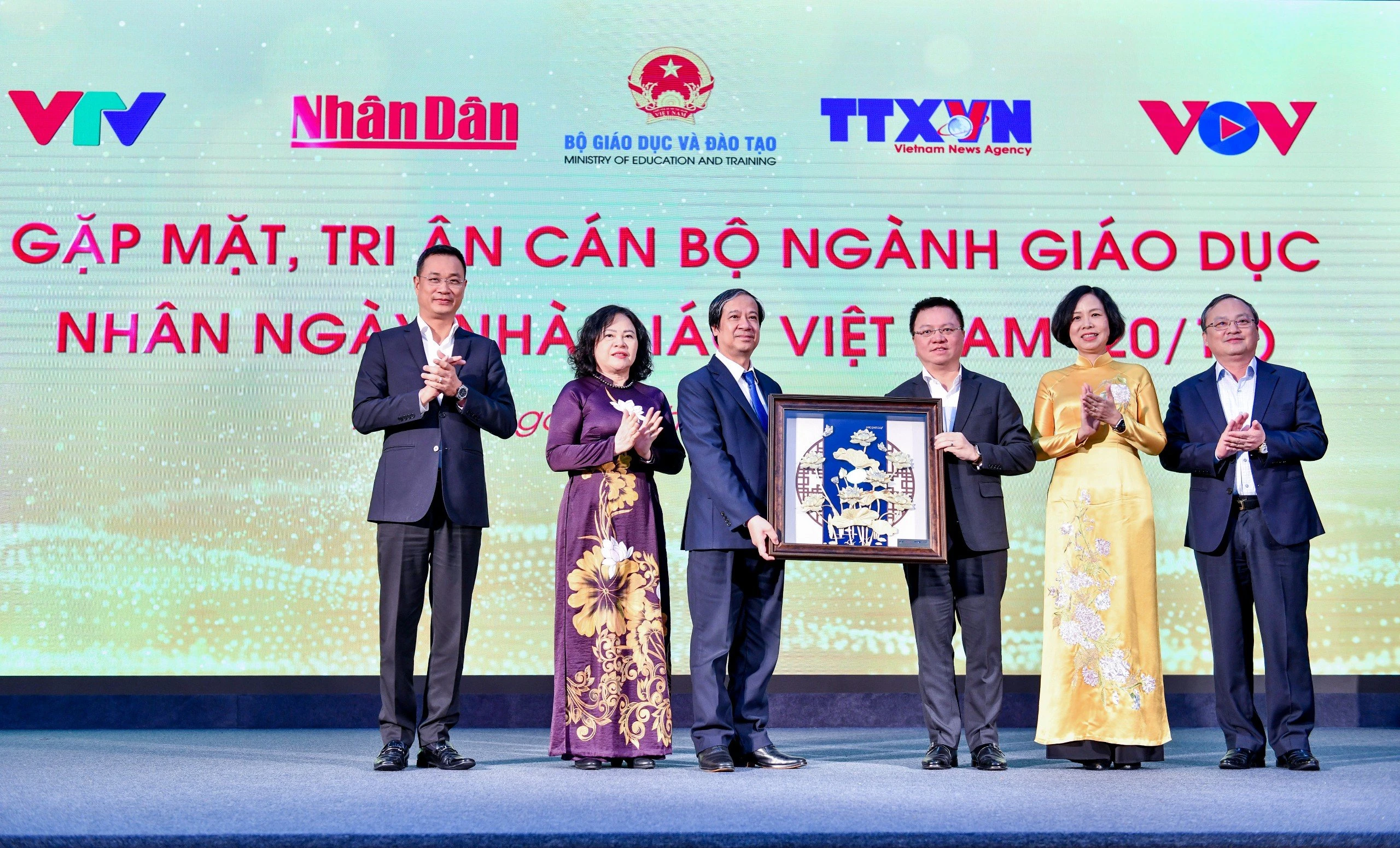 Lãnh đạo 4 cơ quan báo chí chúc mừng Lãnh đạo Bộ GD&ĐT nhân ngày Nhà giáo Việt Nam. Lãnh đạo 4 cơ quan báo chí chúc mừng Lãnh đạo Bộ GD&ĐT nhân ngày Nhà giáo Việt Nam.