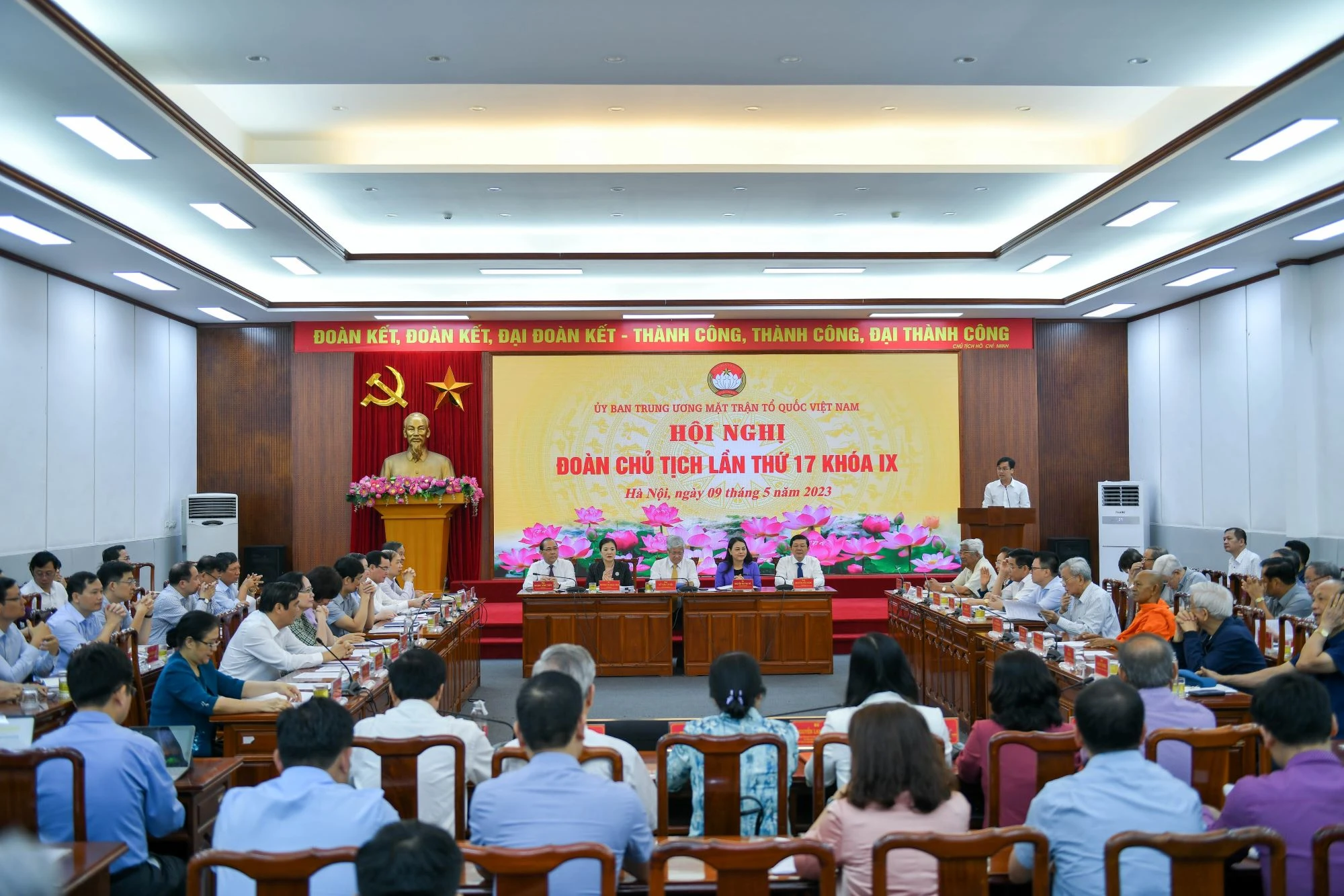 Hội nghị Đoàn Chủ tịch Ủy ban Mặt trận Tổ quốc Việt Nam sáng 9/5. Hội nghị Đoàn Chủ tịch Ủy ban Mặt trận Tổ quốc Việt Nam sáng 9/5.