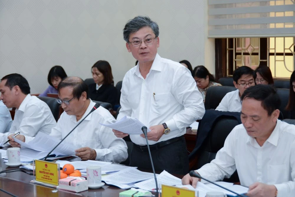 Ông Nguyễn Duy Hưng, Phó Chủ tịch UBND tỉnh báo cáo đoàn Giám sát. Ông Nguyễn Duy Hưng, Phó Chủ tịch UBND tỉnh báo cáo đoàn Giám sát.