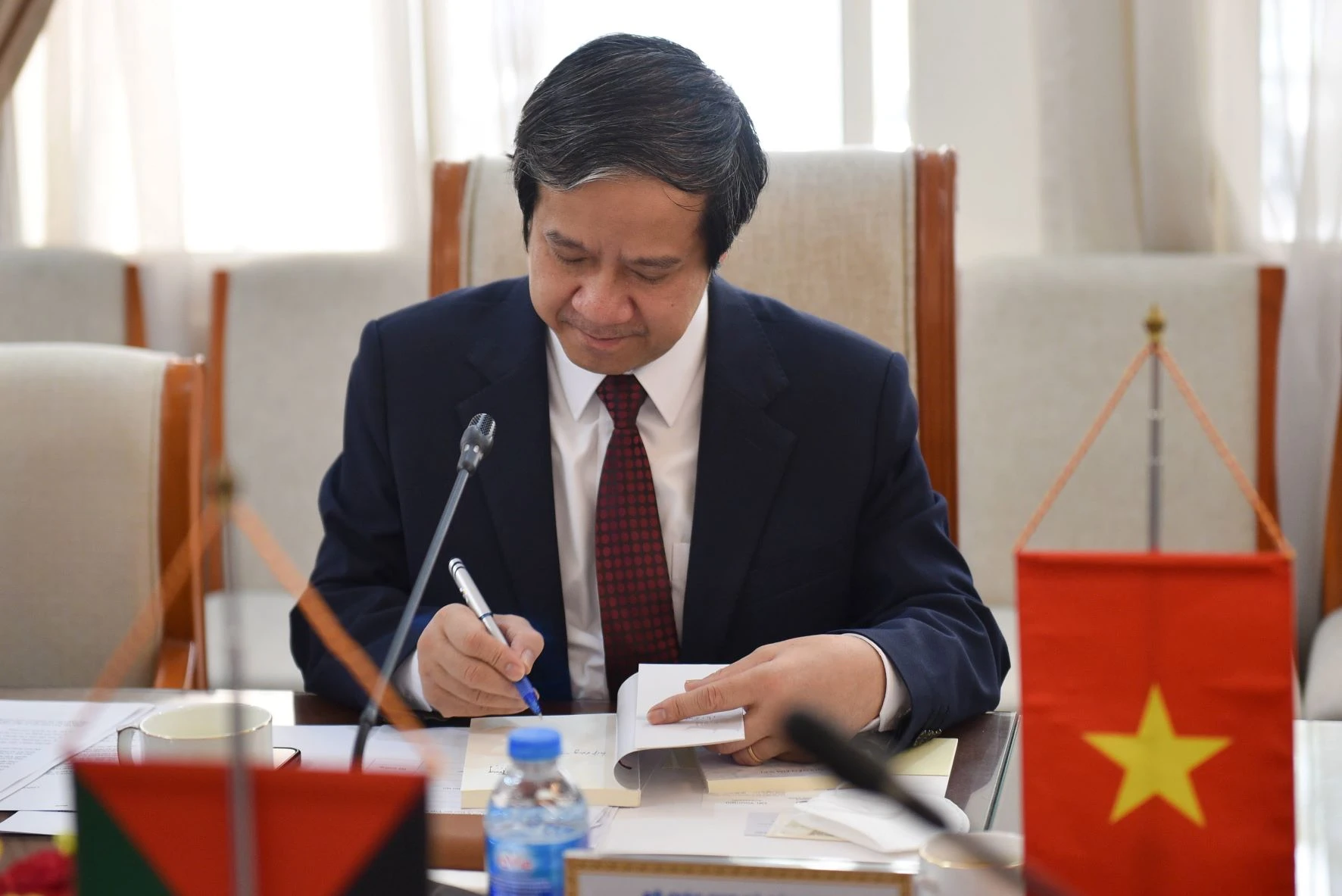 Bộ trưởng Nguyễn Kim Sơn viết lưu niệm trong cuốn sách tặng ngài Đại sứ. Bộ trưởng Nguyễn Kim Sơn viết lưu niệm trong cuốn sách tặng ngài Đại sứ.