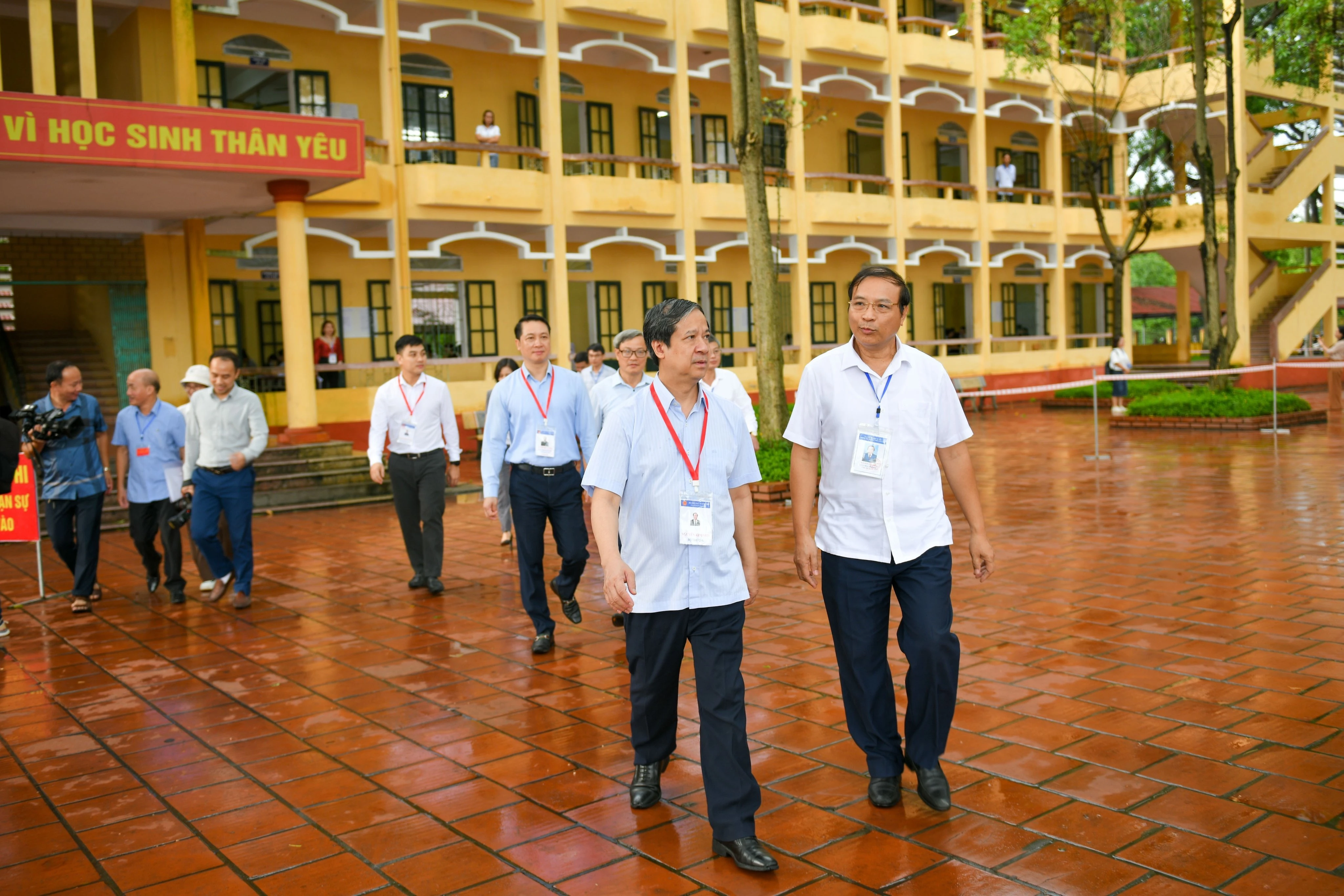 Bộ trưởng Nguyễn Kim Sơn kiểm tra thi tại Điểm thi Trường THPT Yên Mỹ. Bộ trưởng Nguyễn Kim Sơn kiểm tra thi tại Điểm thi Trường THPT Yên Mỹ.