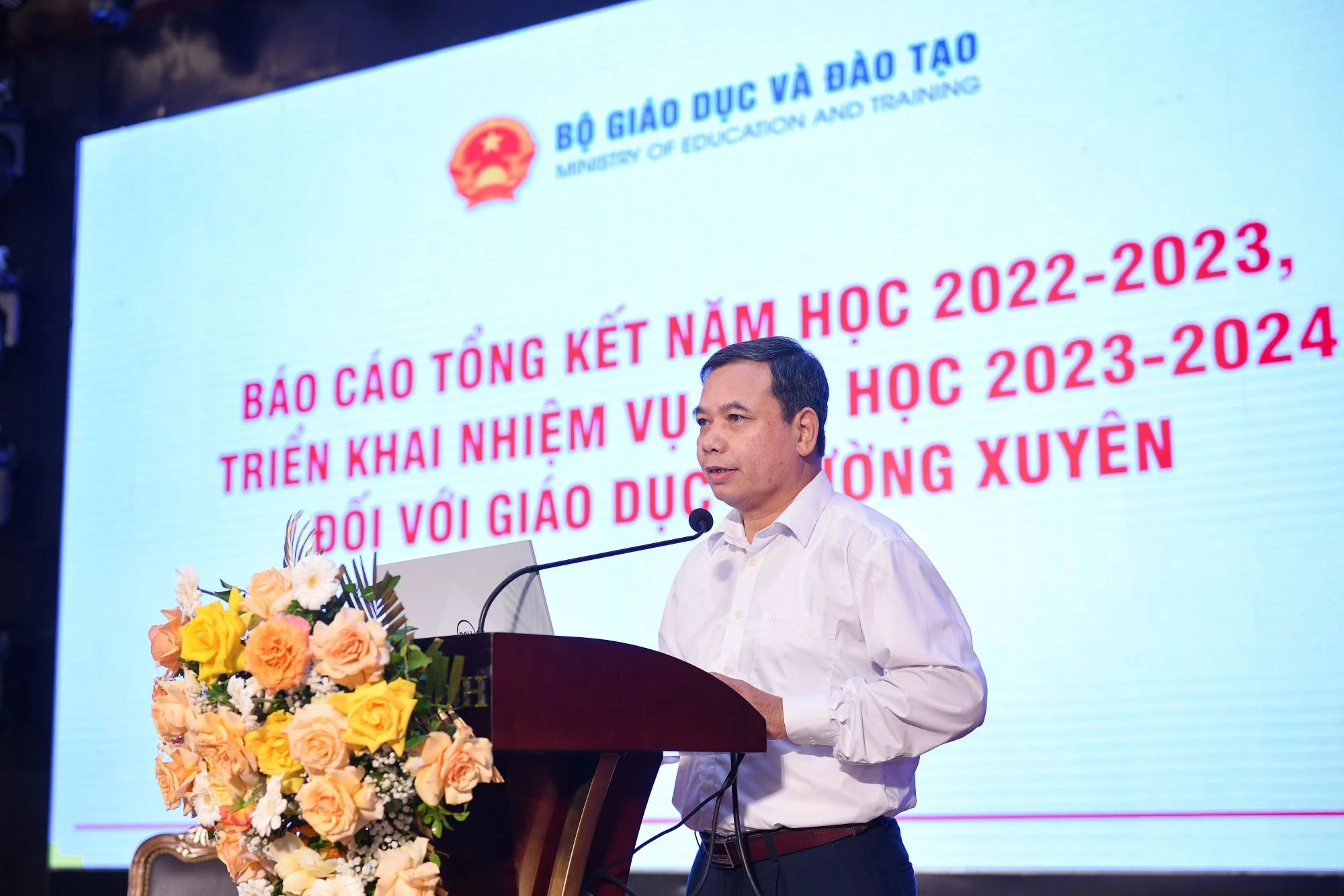 Vụ trưởng Vụ Giáo dục thường xuyên Hoàng Đức Minh báo cáo tại Hội nghị.