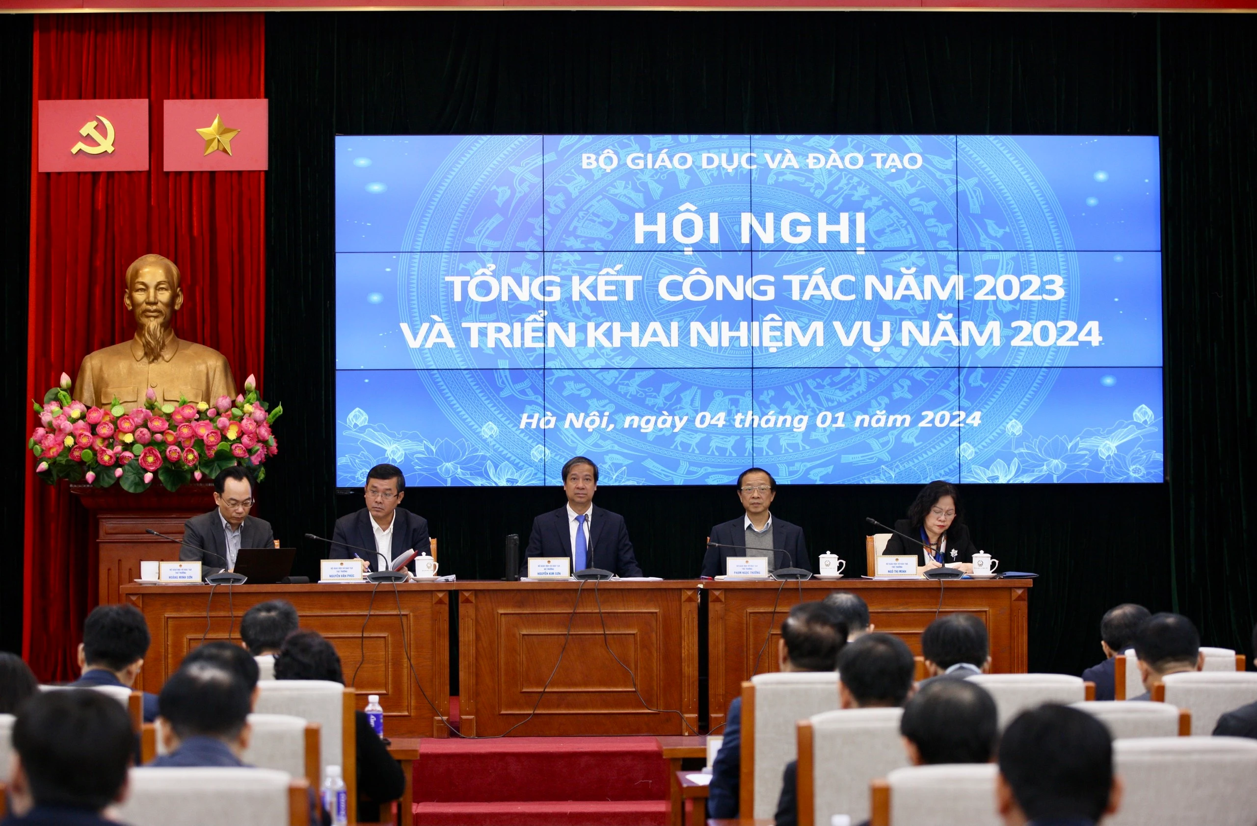Chủ trì Hội nghị (từ phải qua trái): Thứ trưởng Ngô Thị Minh, Thứ trưởng Phạm Ngọc Thưởng, Bộ trưởng Nguyễn Kim Sơn, Thứ trưởng Nguyễn Văn Phúc, Thứ trưởng Hoàng Minh Sơn. Chủ trì Hội nghị (từ phải qua trái): Thứ trưởng Ngô Thị Minh, Thứ trưởng Phạm Ngọc Thưởng, Bộ trưởng Nguyễn Kim Sơn, Thứ trưởng Nguyễn Văn Phúc, Thứ trưởng Hoàng Minh Sơn.