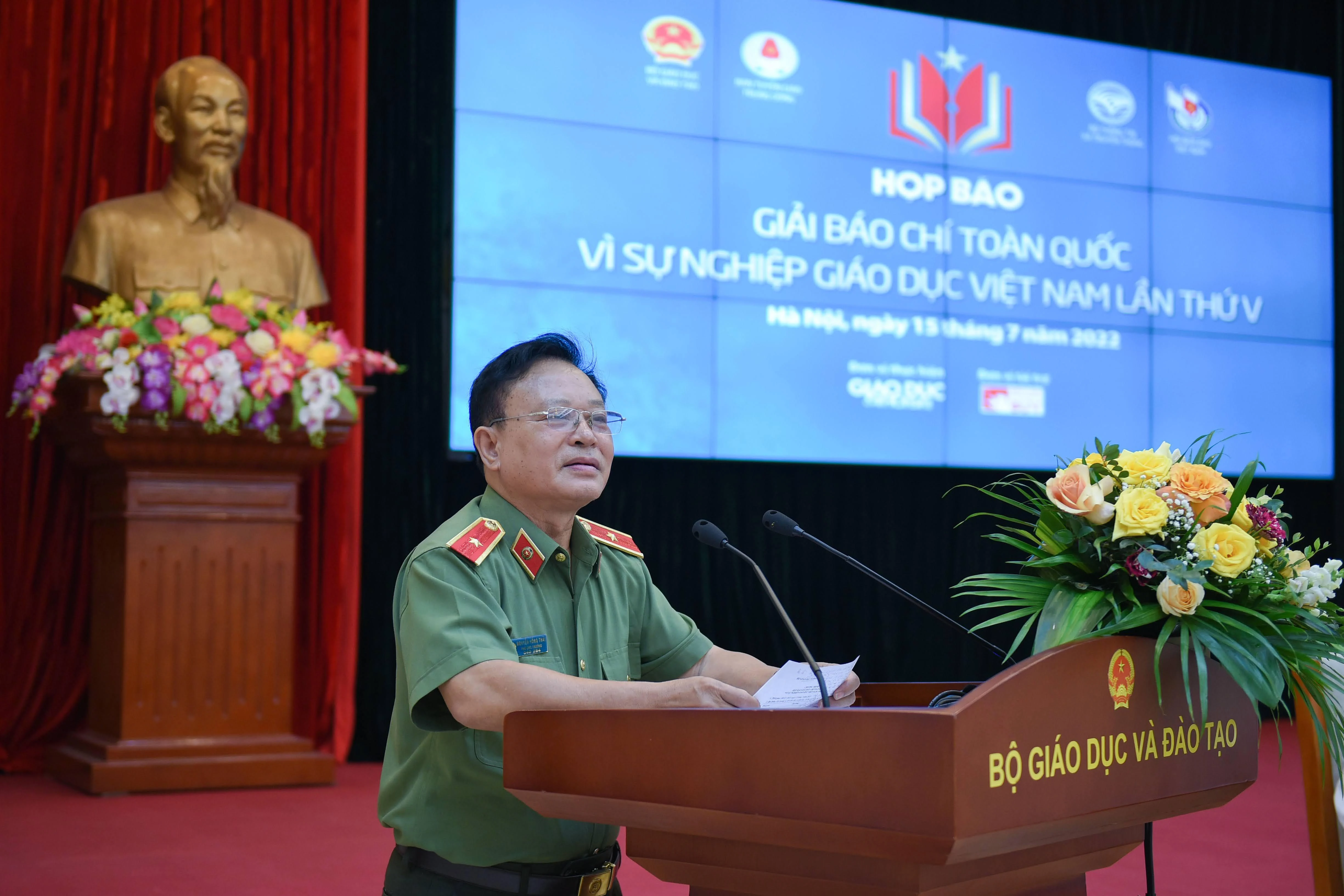 Thiếu tướng, Nhà văn Nguyễn Hồng Thái, nguyên Tổng biên tập tạp chí 88MM88 kèo WC hôm nay nhân dân, Phó Chủ tịch chi hội nhà văn Bộ 88MM88 kèo WC hôm nay phát biểu tại họp báo. Thiếu tướng, Nhà văn Nguyễn Hồng Thái, nguyên Tổng biên tập tạp chí 88MM88 kèo WC hôm nay nhân dân, Phó Chủ tịch chi hội nhà văn Bộ 88MM88 kèo WC hôm nay phát biểu tại họp báo.
