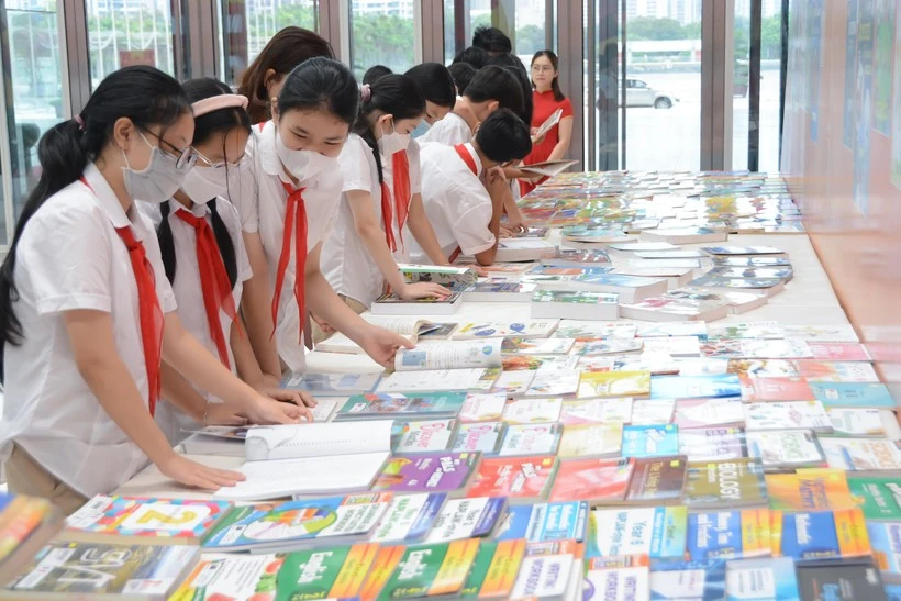 Hiện việc cung ứng sách giáo khoa các cấp học đã và đang được triển khai theo đúng kế hoạch. Hiện việc cung ứng sách giáo khoa các cấp học đã và đang được triển khai theo đúng kế hoạch.