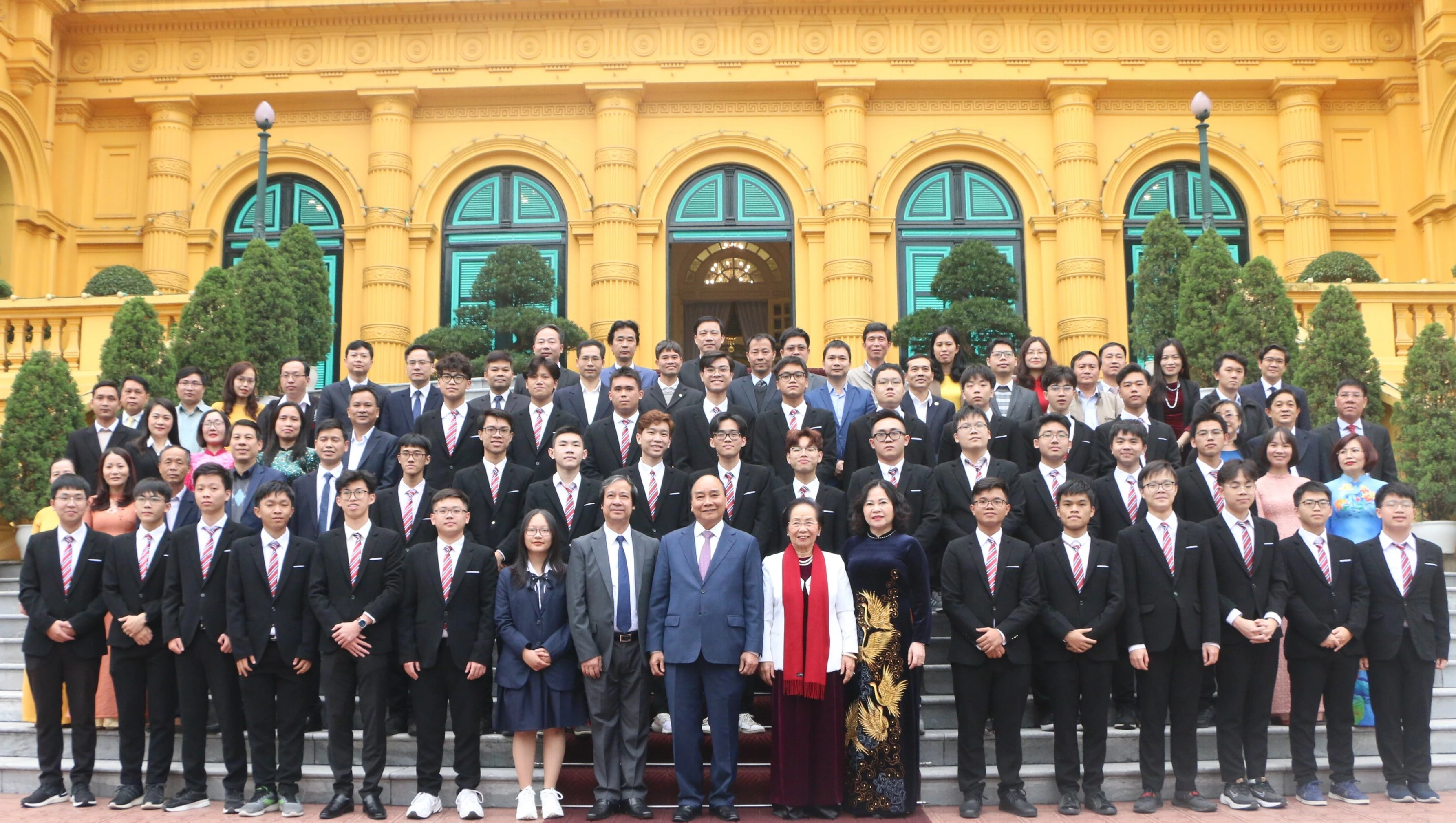 Chủ tịch nước Nguyễn Xuân Phúc và các đại biểu chụp ảnh lưu niệm cùng đoàn MM886 slot game, bắn cá, lô đề, đá gà tại Phủ Chủ tịch. Chủ tịch nước Nguyễn Xuân Phúc và các đại biểu chụp ảnh lưu niệm cùng đoàn MM886 slot game, bắn cá, lô đề, đá gà tại Phủ Chủ tịch.