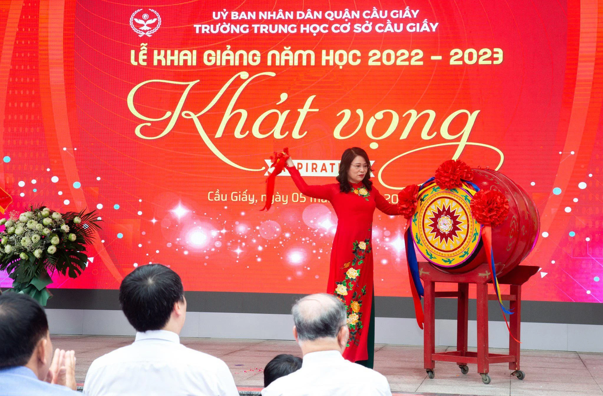 Cô Lê Kim Anh, Hiệu trưởng Trường THCS Cầu Giấy (Hà Nội) đánh trống khai trường. Cô Lê Kim Anh, Hiệu trưởng Trường THCS Cầu Giấy (Hà Nội) đánh trống khai trường.