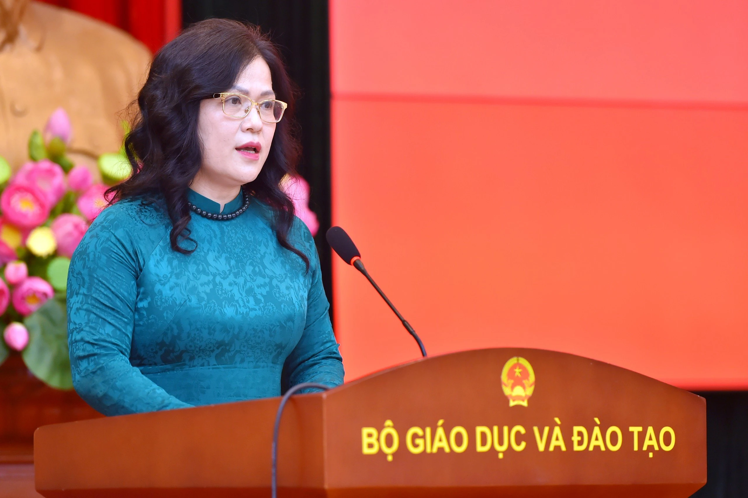 Thứ trưởng Bộ GD&ĐT Nguyễn Thị Kim Chi phát biểu nhận nhiệm vụ. Thứ trưởng Bộ GD&ĐT Nguyễn Thị Kim Chi phát biểu nhận nhiệm vụ.