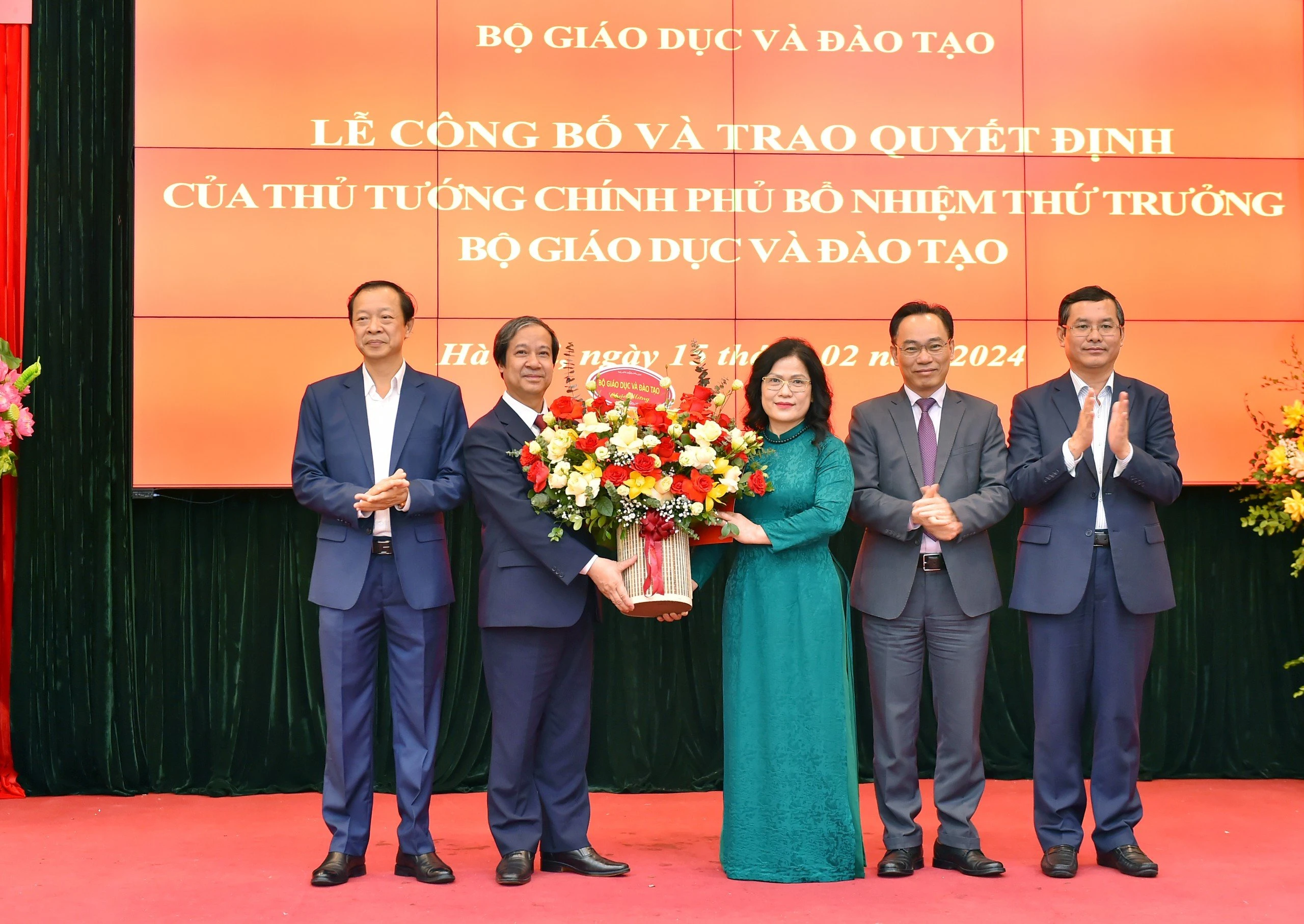 Bộ trưởng Nguyễn Kim Sơn và các Thứ trưởng: Nguyễn Văn Phúc, Phạm Ngọc Thưởng, Hoàng Minh Sơn tặng hoa chúc mừng tân Thứ trưởng Nguyễn Thị Kim Chi. Bộ trưởng Nguyễn Kim Sơn và các Thứ trưởng: Nguyễn Văn Phúc, Phạm Ngọc Thưởng, Hoàng Minh Sơn tặng hoa chúc mừng tân Thứ trưởng Nguyễn Thị Kim Chi.