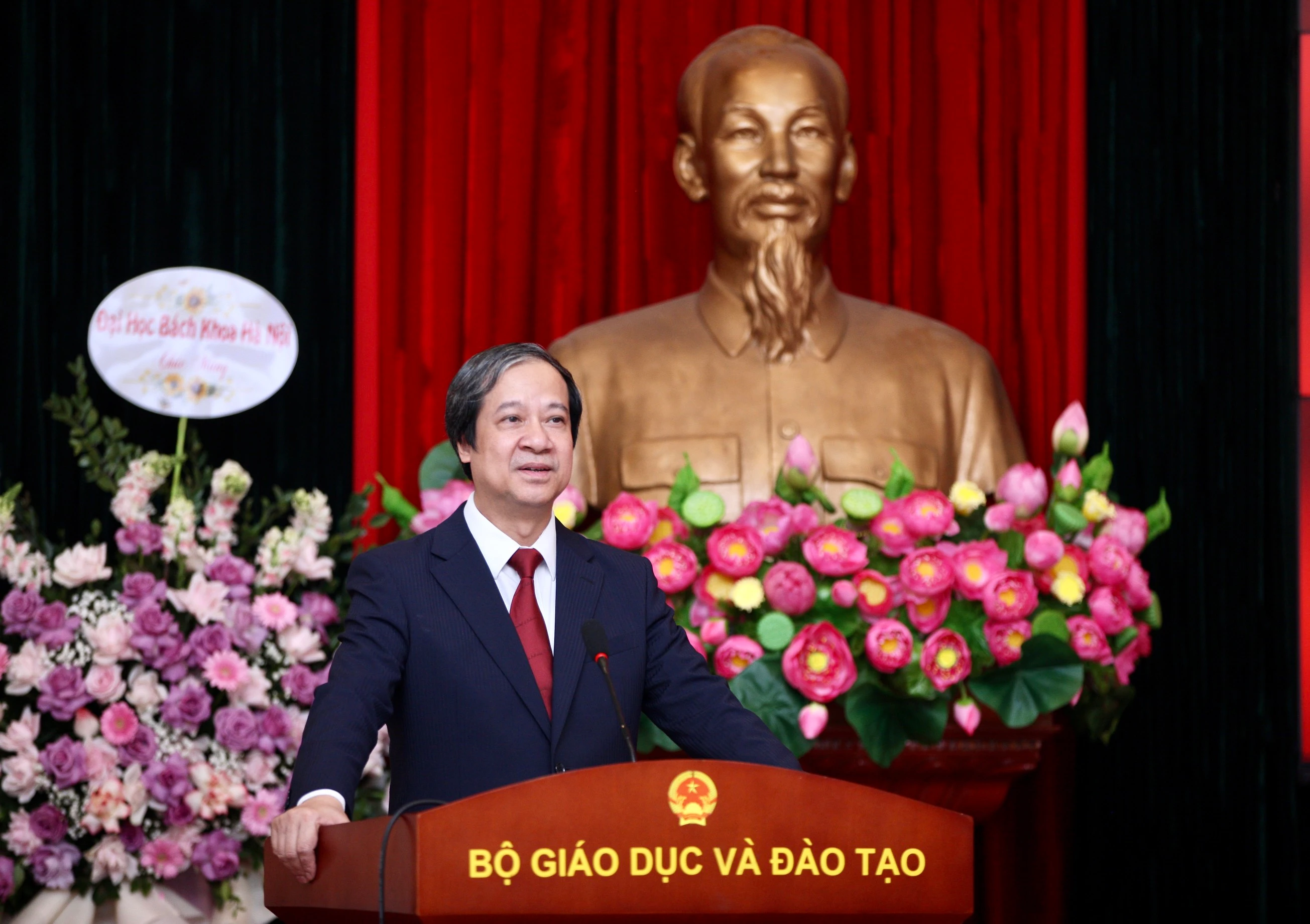Bộ trưởng Nguyễn Kim Sơn phát biểu chúc mừng tân Thứ trưởng Nguyễn Thị Kim Chi. Bộ trưởng Nguyễn Kim Sơn phát biểu chúc mừng tân Thứ trưởng Nguyễn Thị Kim Chi.