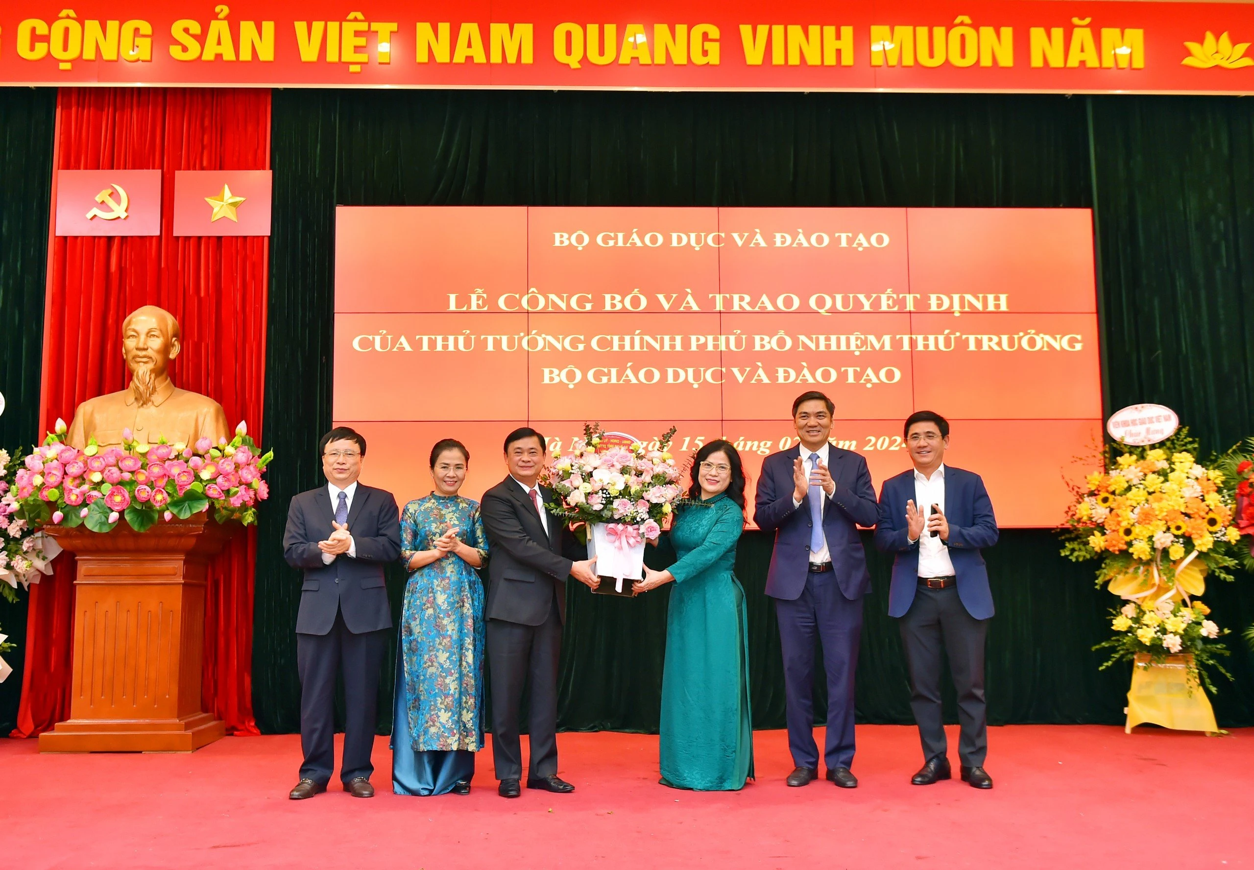 Lãnh đạo tỉnh Nghệ An tặng hoa chúc mừng tân Thứ trưởng Nguyễn Thị Kim Chi. Lãnh đạo tỉnh Nghệ An tặng hoa chúc mừng tân Thứ trưởng Nguyễn Thị Kim Chi.