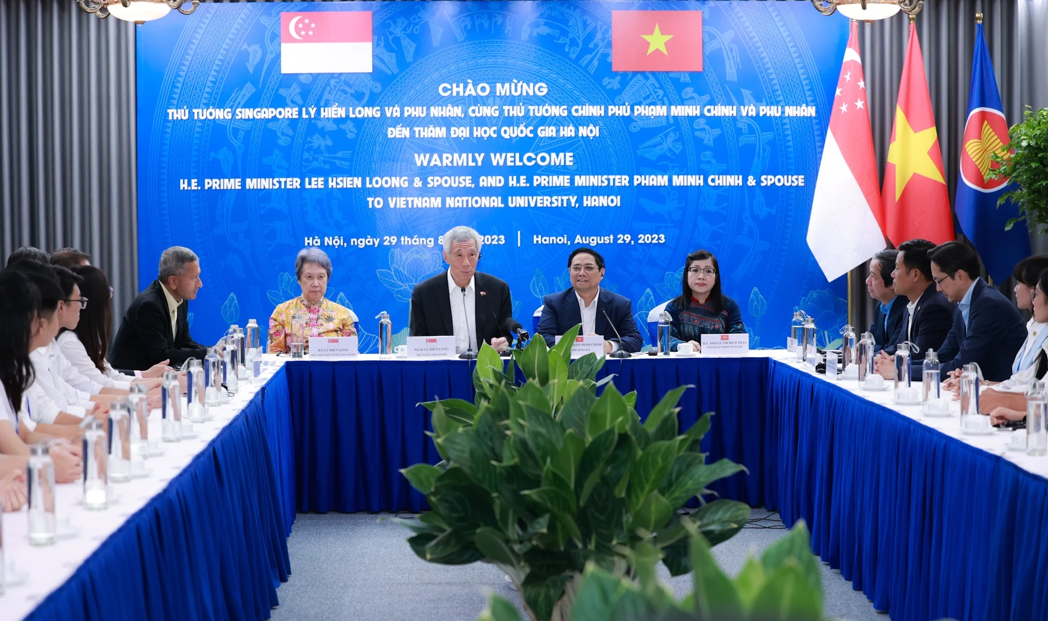 Thủ tướng Phạm Minh Chính và Phu nhân cùng Thủ tướng Singapore Lý Hiển Long và Phu nhân trao đổi với các MM888 Việt Nam Tải App. Ảnh: VNU Thủ tướng Phạm Minh Chính và Phu nhân cùng Thủ tướng Singapore Lý Hiển Long và Phu nhân trao đổi với các MM888 Việt Nam Tải App. Ảnh: VNU