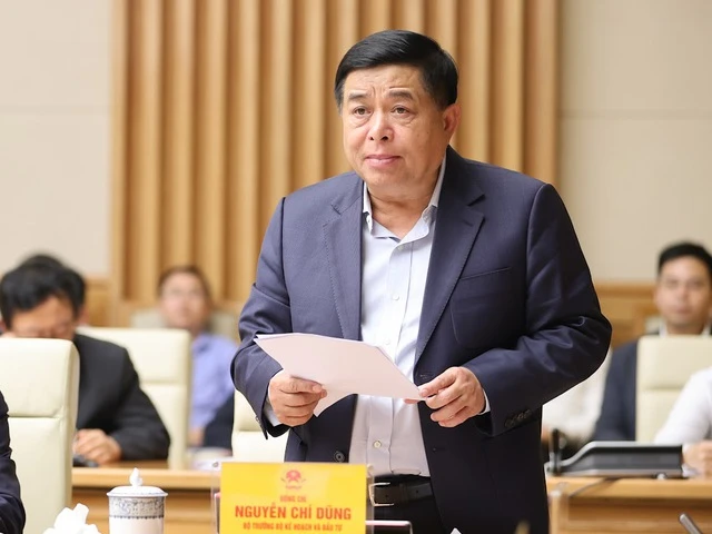 Bộ trưởng Bộ KH&ĐT Nguyễn Chí Dũng trao đổi về Đề án "Phát triển nguồn nhân lực ngành công nghiệp bán dẫn đến năm 2030, định hướng đến năm 2045" - Ảnh: VGP/Nhật Bắc. Bộ trưởng Bộ KH&ĐT Nguyễn Chí Dũng trao đổi về Đề án "Phát triển nguồn nhân lực ngành công nghiệp bán dẫn đến năm 2030, định hướng đến năm 2045" - Ảnh: VGP/Nhật Bắc.