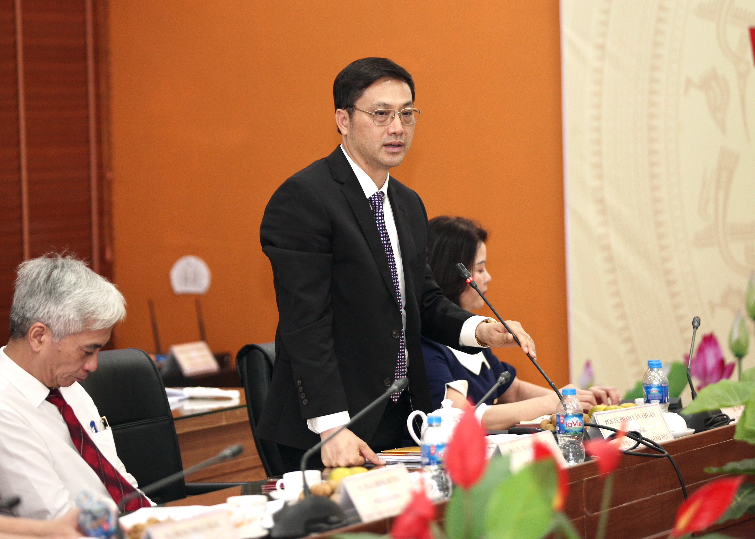 Giám đốc Học viện Quản lý giáo dục Phạm Văn Thuần phát biểu tại buổi làm việc. Giám đốc Học viện Quản lý giáo dục Phạm Văn Thuần phát biểu tại buổi làm việc.
