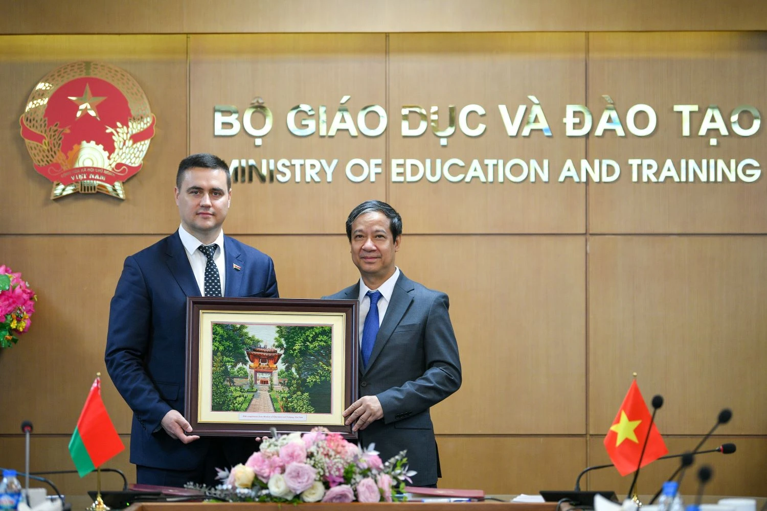 Tặng quà lưu niệm nhân dịp Bộ trưởng Bộ Giáo dục Belarus Ivanets Andrei Ivanovich và đoàn công tác đến thăm, làm việc tại Bộ GD&amp;ĐT.