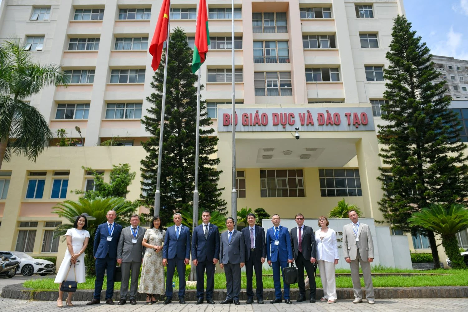 Bộ trưởng Bộ GD&amp;ĐT Nguyễn Kim Sơn chụp ảnh lưu niệm cùng đoàn công tác của Bộ Giáo dục Belarus.