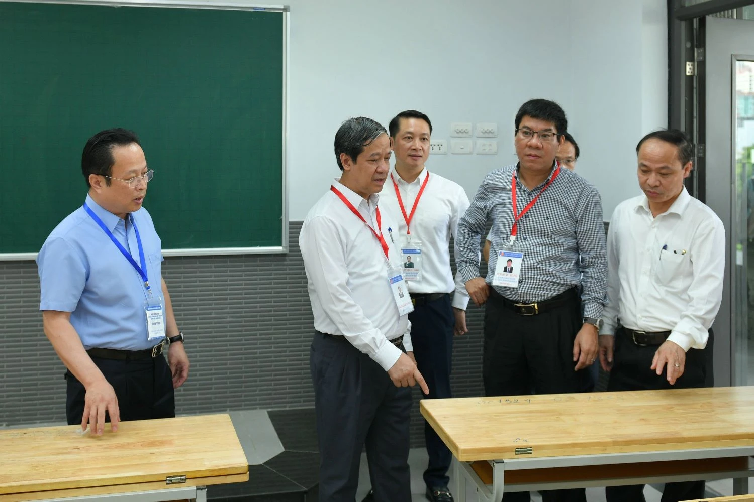 Bộ trưởng Nguyễn Kim Sơn và đoàn công tác kiểm tra công tác chuẩn bị thi MM88dangnhap nhà cái World Cup 2026 THPT tại Điểm thi Trường THCS Trần Duy Hưng - Cầu Giấy.