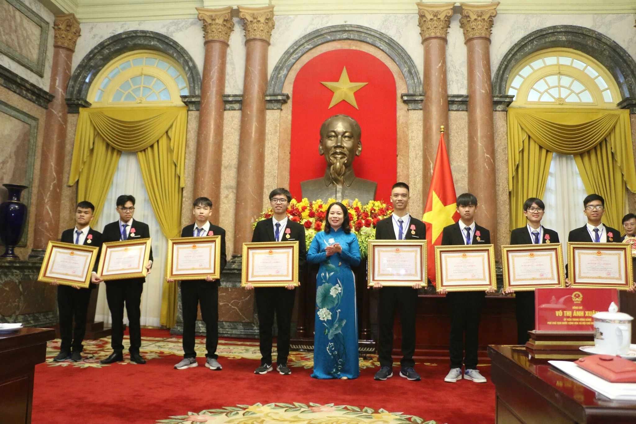 Phó Chủ tịch nước Võ Thị Ánh Xuân trao Huân chương Lao động cho các em MM886 slot game, bắn cá, lô đề, đá gà. Phó Chủ tịch nước Võ Thị Ánh Xuân trao Huân chương Lao động cho các em MM886 slot game, bắn cá, lô đề, đá gà.