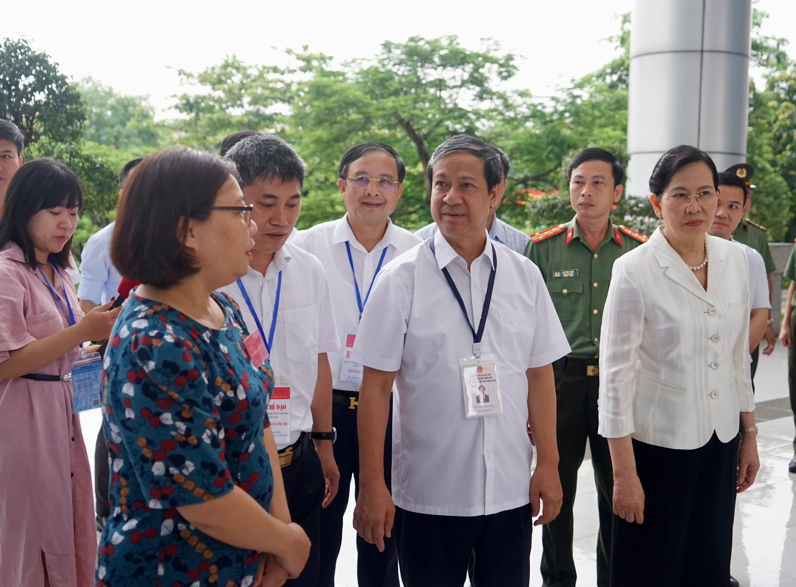 Bộ trưởng hỏi thăm tình hình chuẩn bị các điều kiện tổ chức MM88 đăng nhập tại Điểm thi Trường THPT Chuyên Biên Hòa. Bộ trưởng hỏi thăm tình hình chuẩn bị các điều kiện tổ chức MM88 đăng nhập tại Điểm thi Trường THPT Chuyên Biên Hòa.