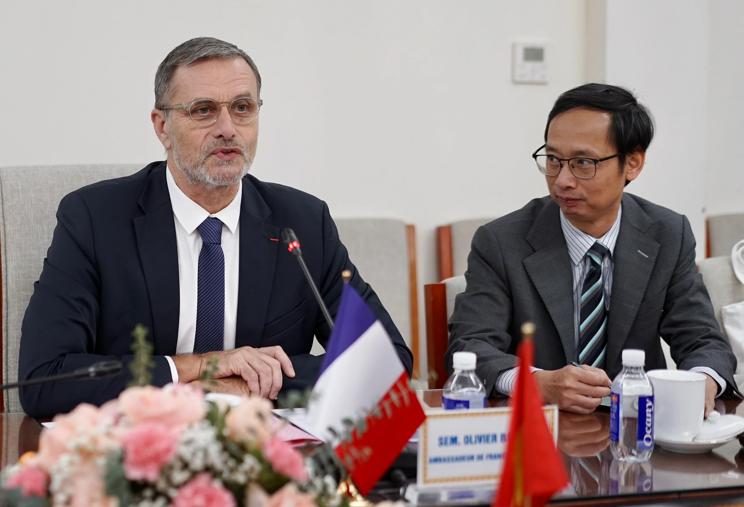 Ngài Olivier Brochet, Đại sứ Cộng hòa Pháp tại Việt Nam. Ngài Olivier Brochet, Đại sứ Cộng hòa Pháp tại Việt Nam.