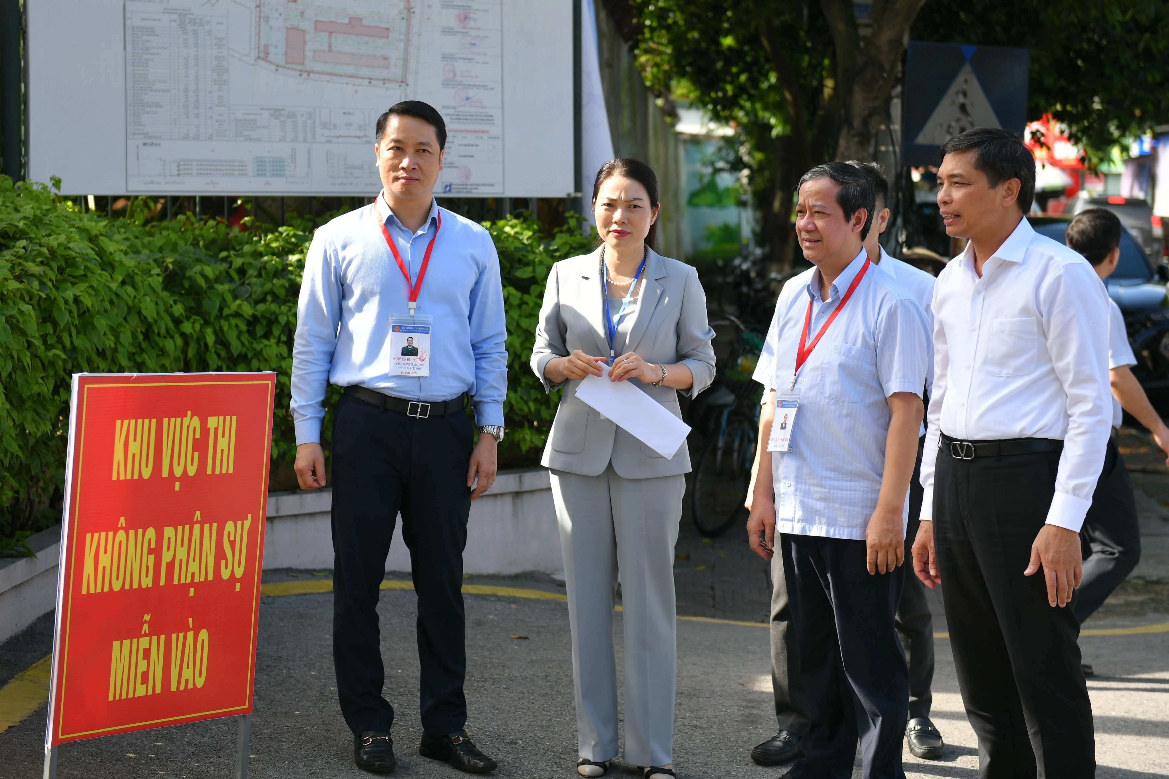 Bộ trưởng Nguyễn Kim Sơn kiểm tra công tác coi thi tại điểm thi Trường THPT Uông Bí. Bộ trưởng Nguyễn Kim Sơn kiểm tra công tác coi thi tại điểm thi Trường THPT Uông Bí.